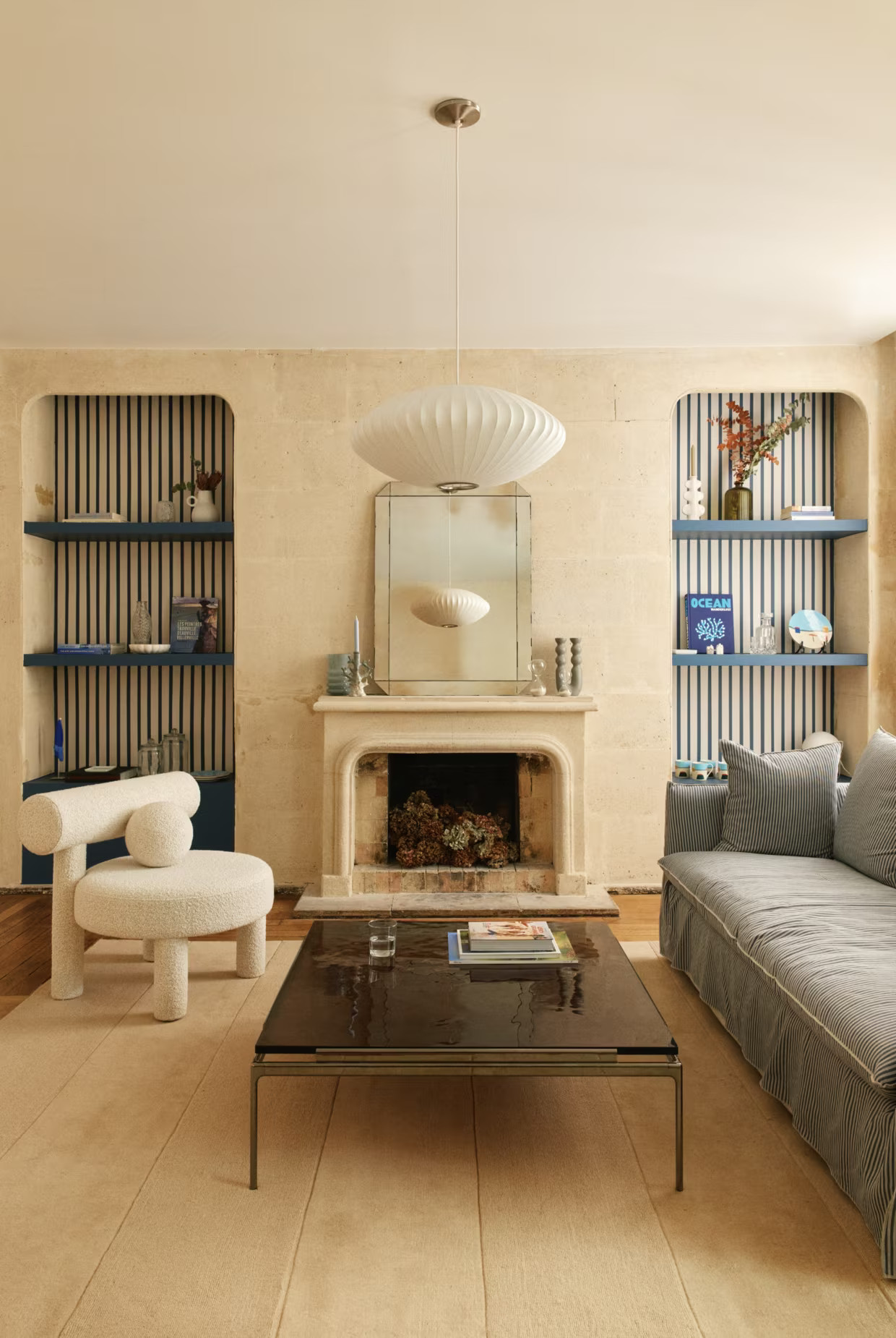 salon avec cheminée décoration contemporaine appartement Paris