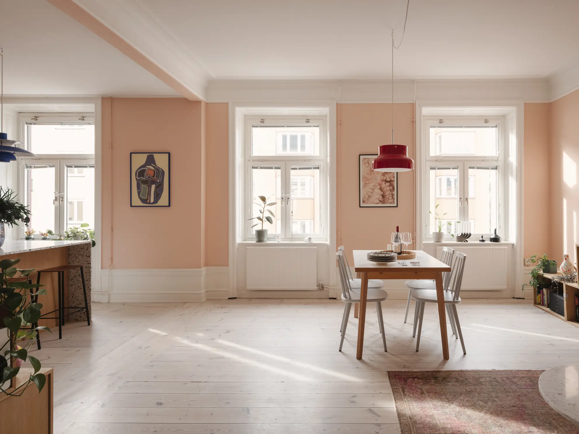 cuisine ouverte et salon murs rose pâle avec moulures blanches décoration contemporaine scandinave cuisine ouverte et salon murs rose pâle avec moulures blanches décoration contemporaine scandinave