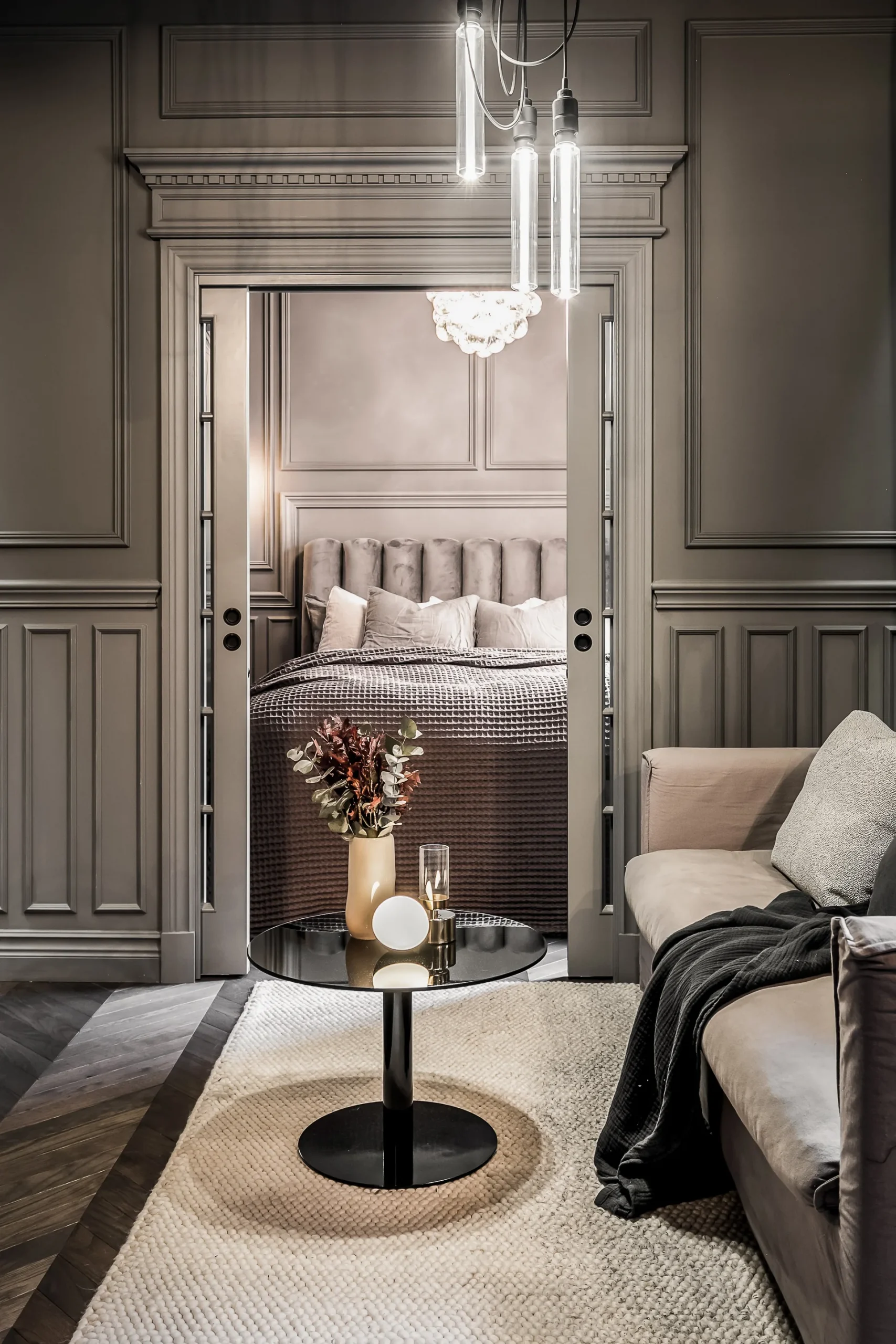 chambre et salon avec moulures anciennes décoration grise scandinave et contemporaine deux-pièces 39m2 chambre et salon avec moulures anciennes décoration grise scandinave et contemporaine deux-pièces 39m2