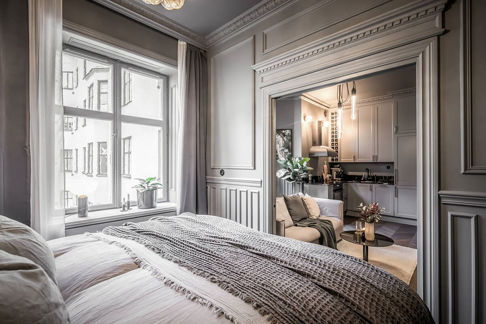 chambre et salon avec moulures anciennes décoration grise scandinave et contemporaine deux-pièces 39m2 chambre et salon avec moulures anciennes décoration grise scandinave et contemporaine deux-pièces 39m2