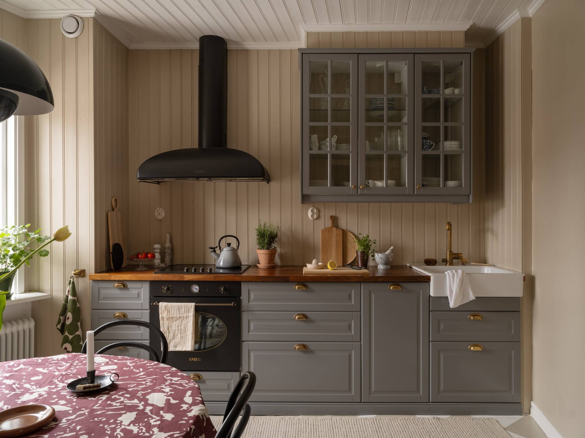 cuisine grise sol parquet peint à damier beige et blanc appartement de 67m2 au charme campagnard décoration scandinave cuisine grise sol parquet peint à damier beige et blanc appartement de 67m2 au charme campagnard décoration scandinave