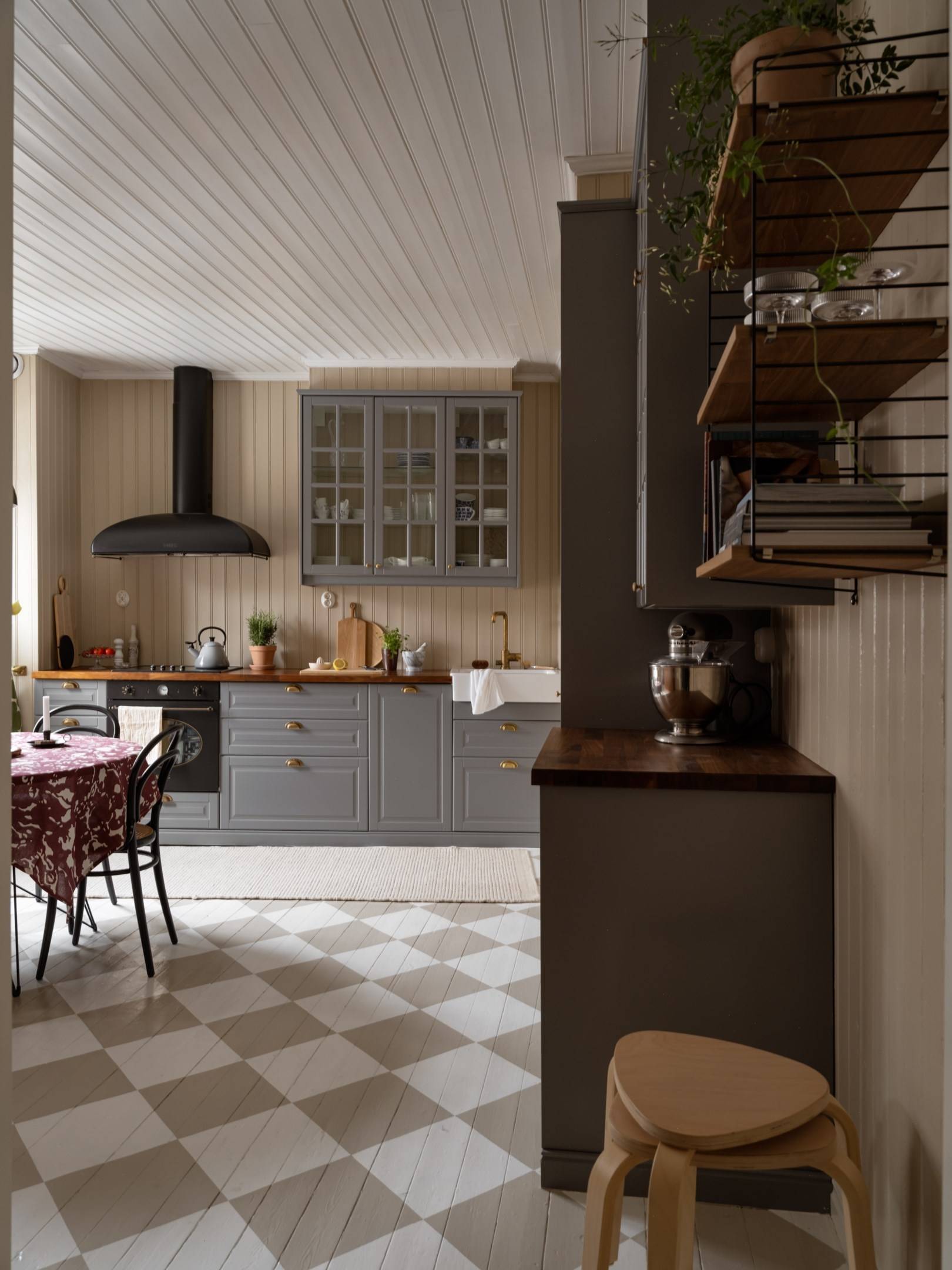 cuisine grise sol parquet peint à damier beige et blanc appartement de 67m2 au charme campagnard décoration scandinave cuisine grise sol parquet peint à damier beige et blanc appartement de 67m2 au charme campagnard décoration scandinave