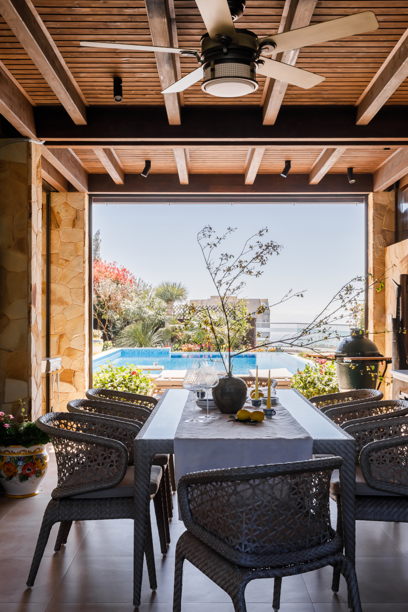 terrasse avec salle à manger d terrasse avec salle à manger d'extérieur maison au bord de la mer Noire
