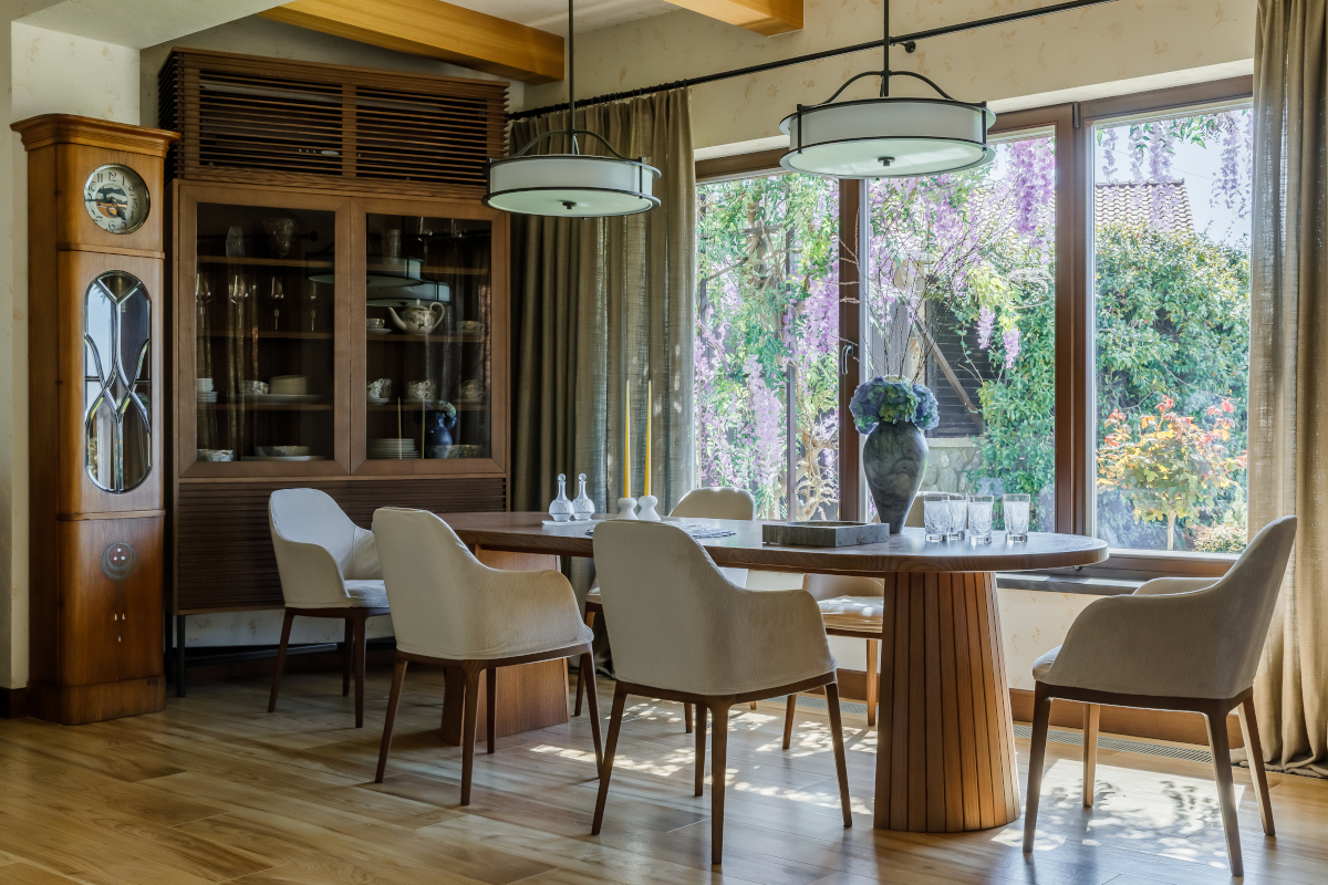 salle à manger avec baie vitrée et vue jardin avec glycine décoration vintage salle à manger avec baie vitrée et vue jardin avec glycine décoration vintage