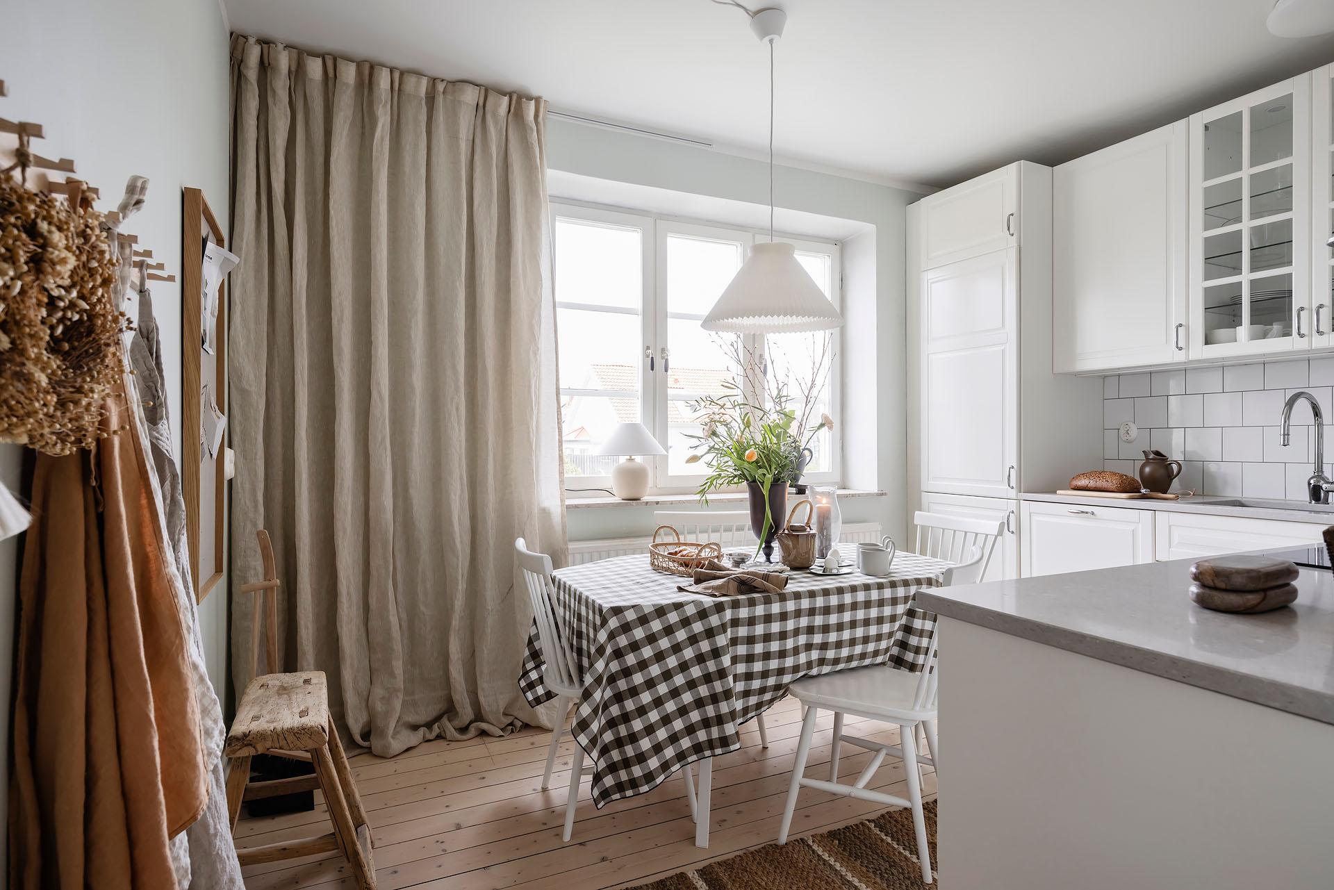 cuisine avec espace repas décoration scandinave et naturelle appartement ancien de 60m2