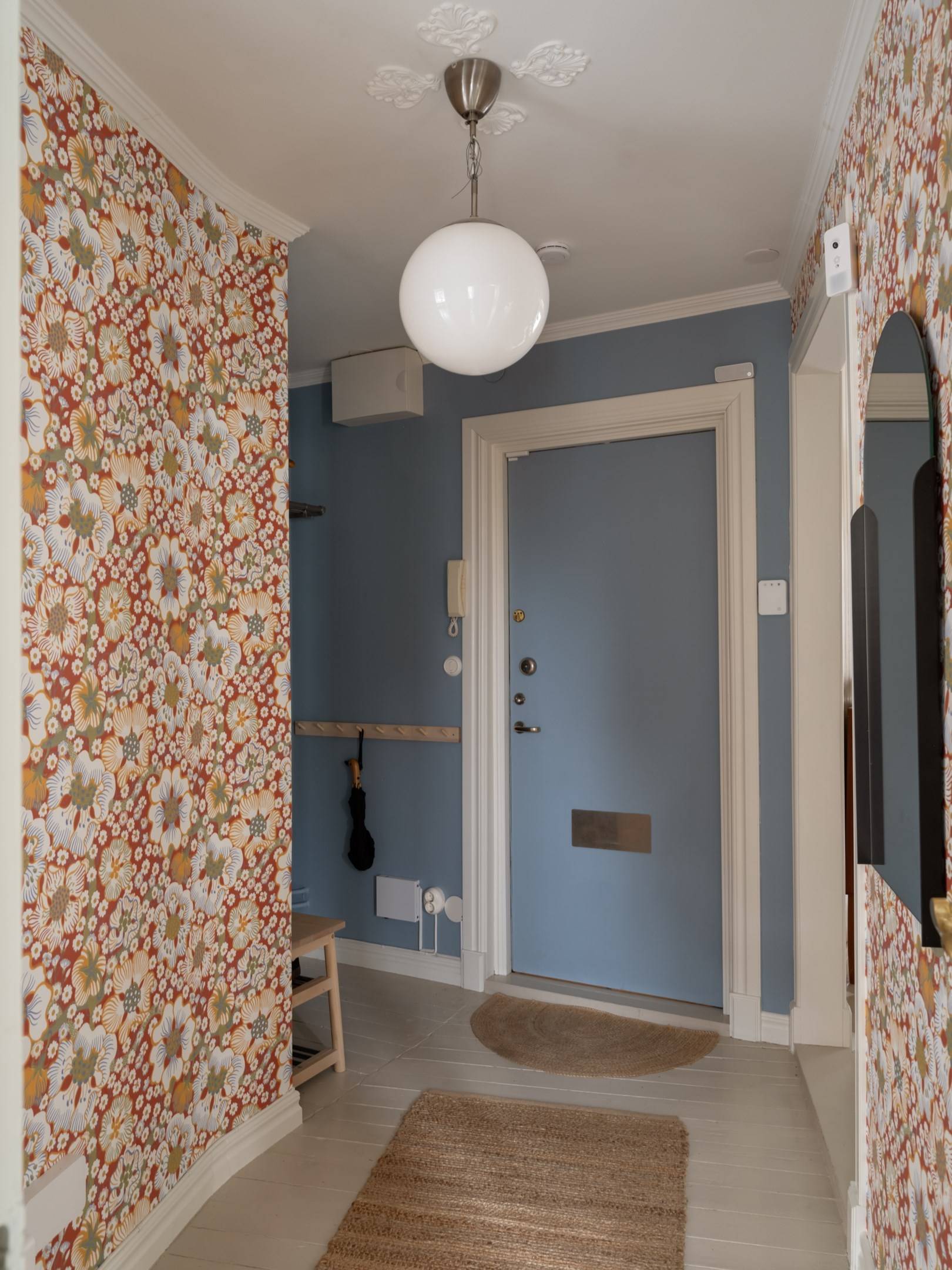 couloir papier-peint Sample Eldblomman de Josef Frank appartement de 67m2 au charme campagnard décoration scandinave couloir papier-peint Sample Eldblomman de Josef Frank appartement de 67m2 au charme campagnard décoration scandinave