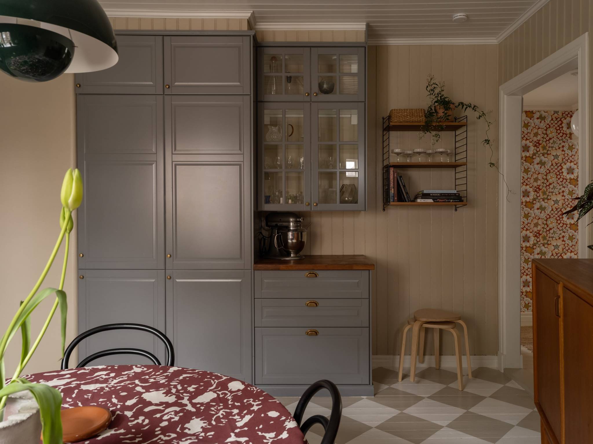 cuisine grise sol parquet peint à damier beige et blanc appartement de 67m2 au charme campagnard décoration scandinave cuisine grise sol parquet peint à damier beige et blanc appartement de 67m2 au charme campagnard décoration scandinave