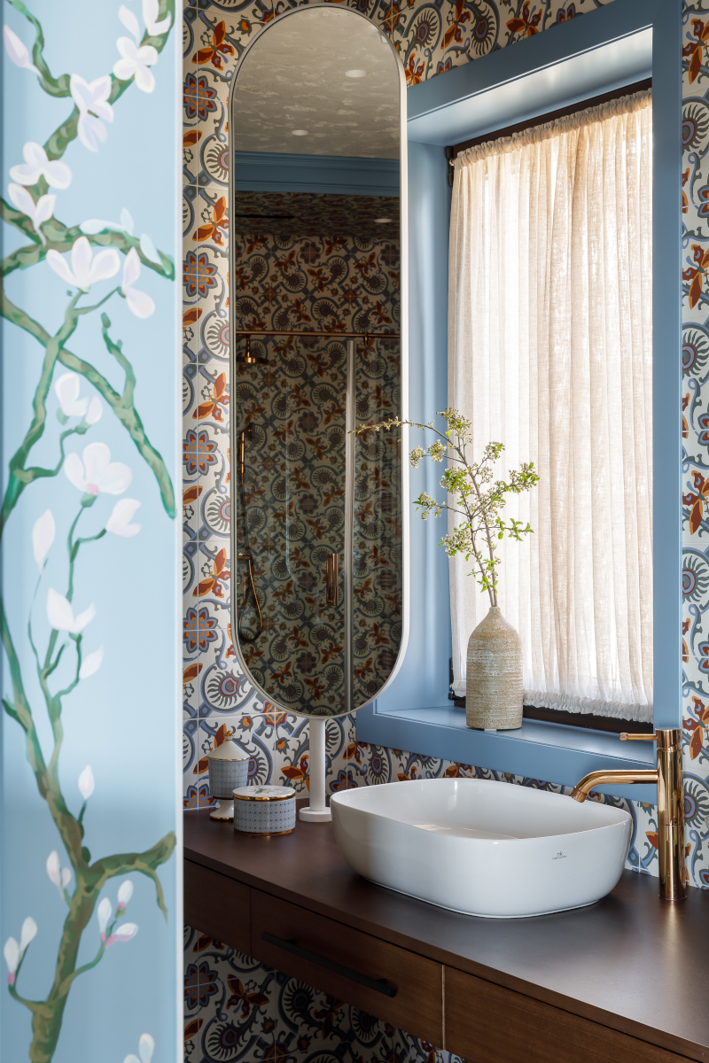 chambre avec papier-peint inspiration cerisiers en fleurs au Japon décoration vintage et salle de bain chambre avec papier-peint inspiration cerisiers en fleurs au Japon décoration vintage et salle de bain