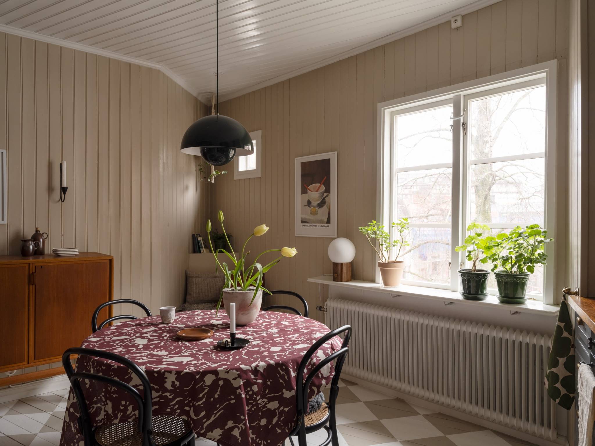 salle à manger dans cuisine grise sol parquet peint à damier beige et blanc appartement de 67m2 au charme campagnard décoration scandinave salle à manger dans cuisine grise sol parquet peint à damier beige et blanc appartement de 67m2 au charme campagnard décoration scandinave