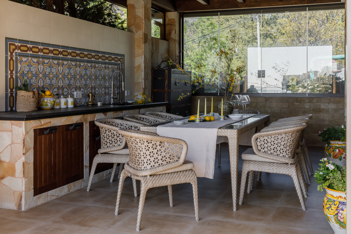 cuisine d cuisine d'été et terrasse avec salle à manger d'extérieur maison au bord de la mer Noire