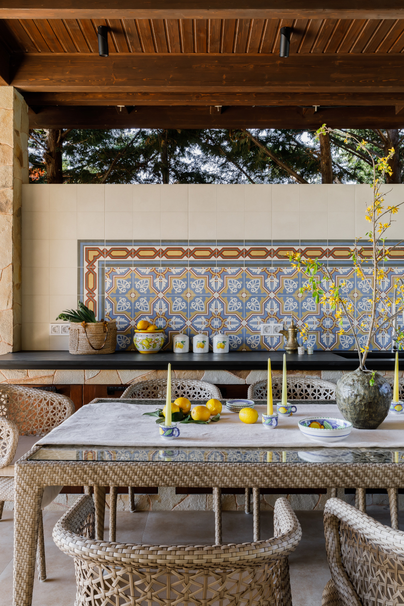 cuisine d cuisine d'été sur terrasse avec salle à manger d'extérieur maison au bord de la mer Noire