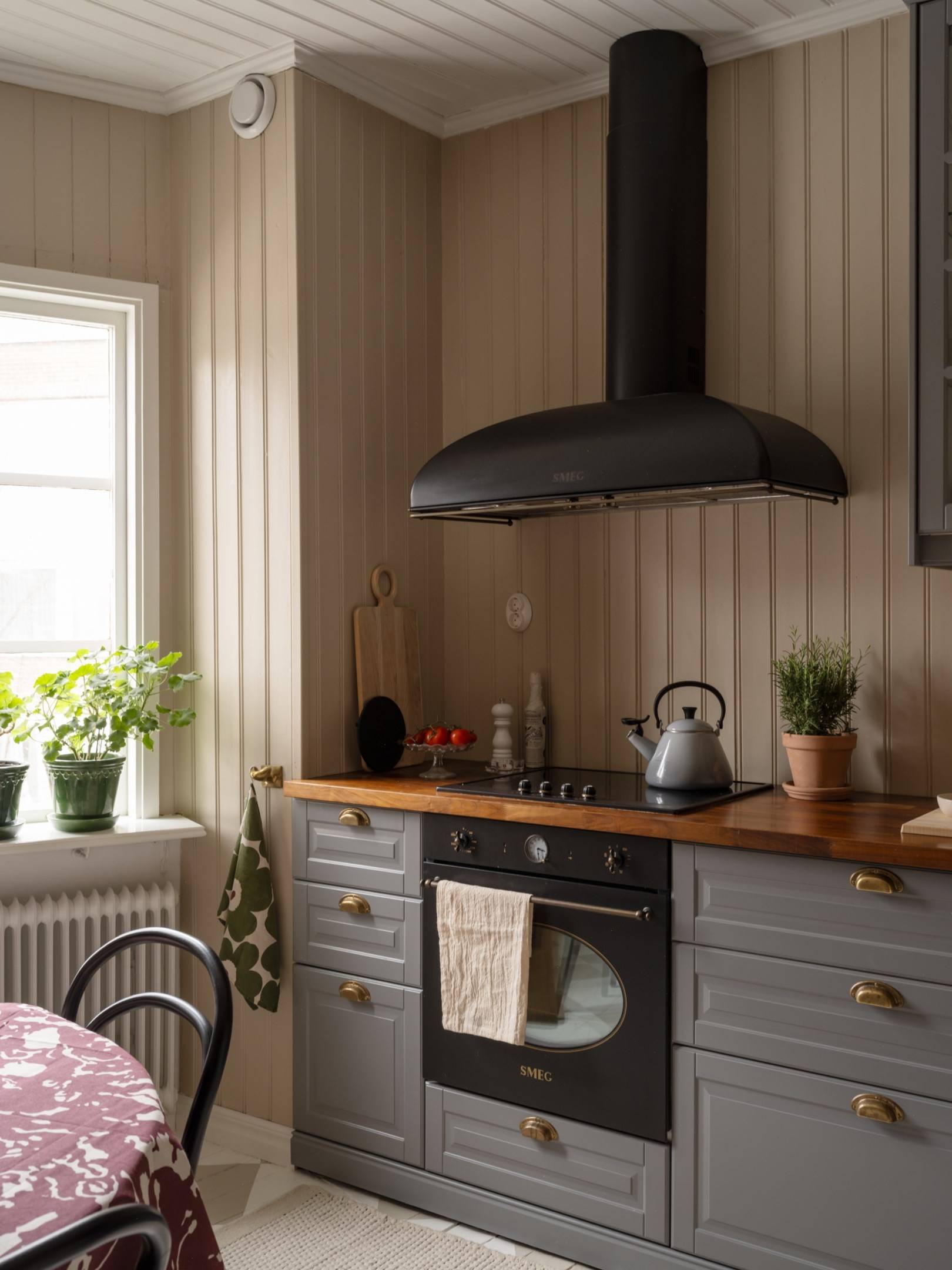 cuisine grise sol parquet peint à damier beige et blanc appartement de 67m2 au charme campagnard décoration scandinave cuisine grise sol parquet peint à damier beige et blanc appartement de 67m2 au charme campagnard décoration scandinave