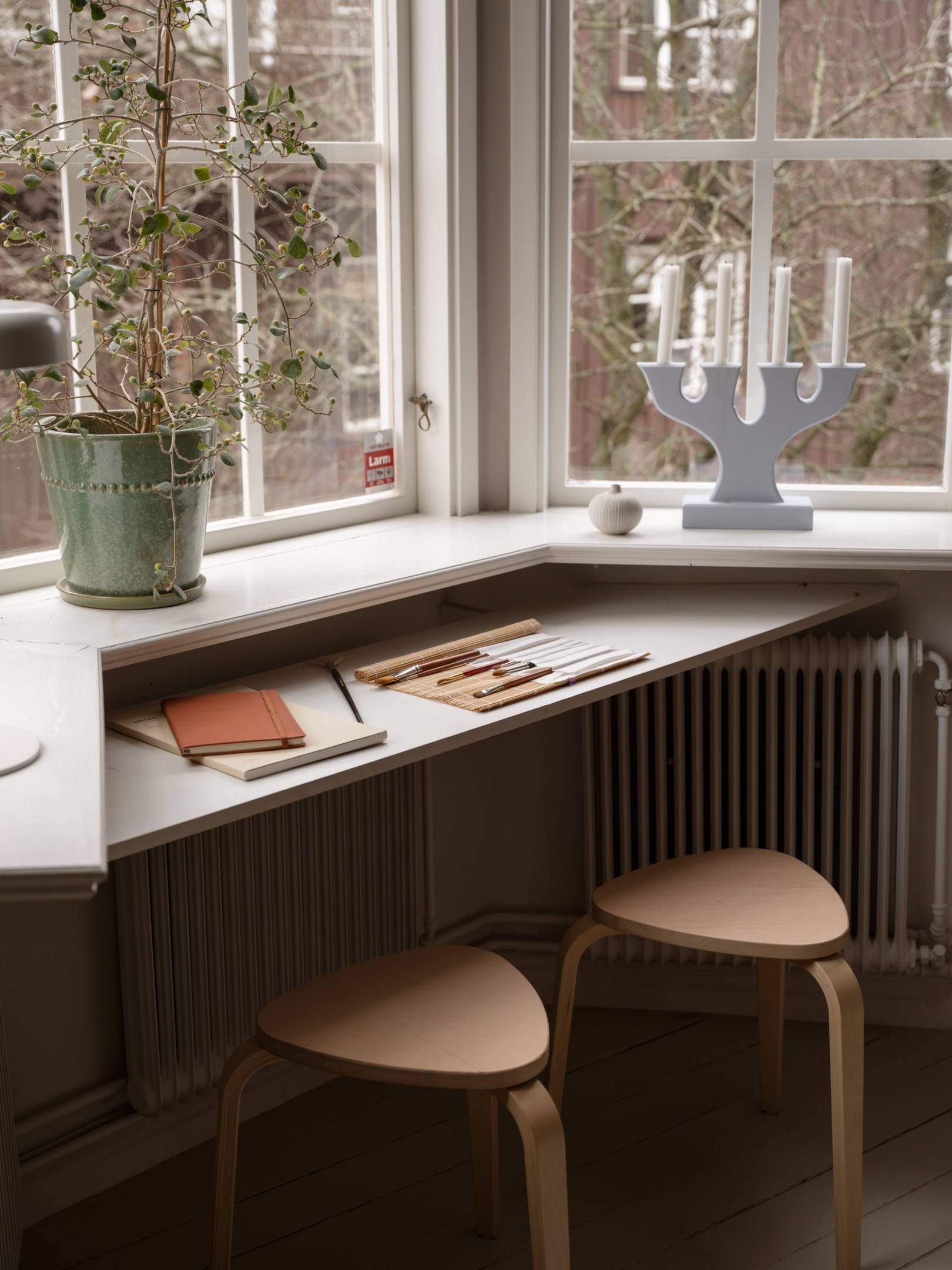 espace bureau enfant dans salon parquet peint en blanc appartement de 67m2 au charme campagnard décoration scandinave espace bureau enfant dans salon parquet peint en blanc appartement de 67m2 au charme campagnard décoration scandinave