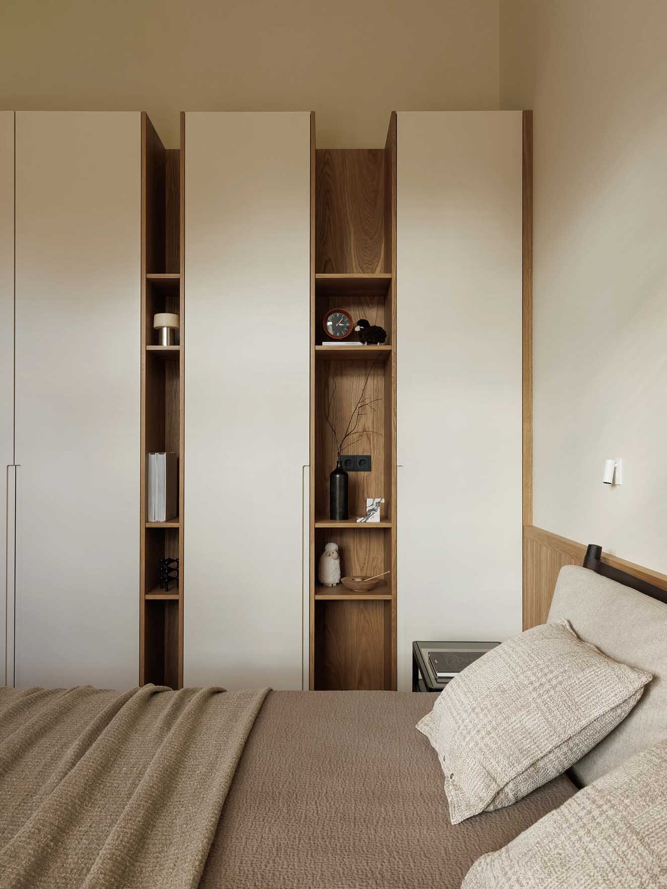 chambre avec placards appartement deux-pièces 52m2 sous les toits décoration contemporaine