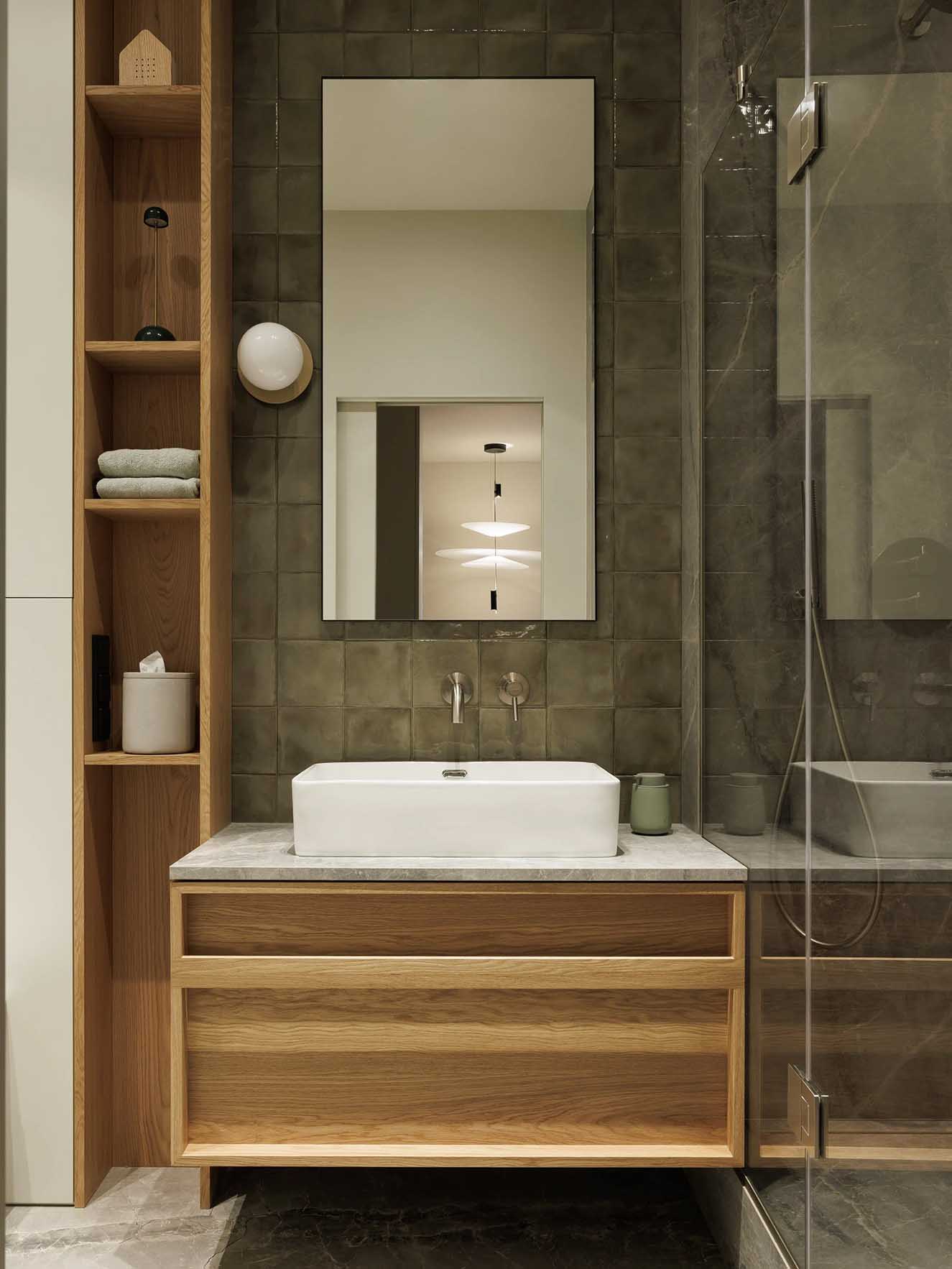 salle de bain moderne bois et grise