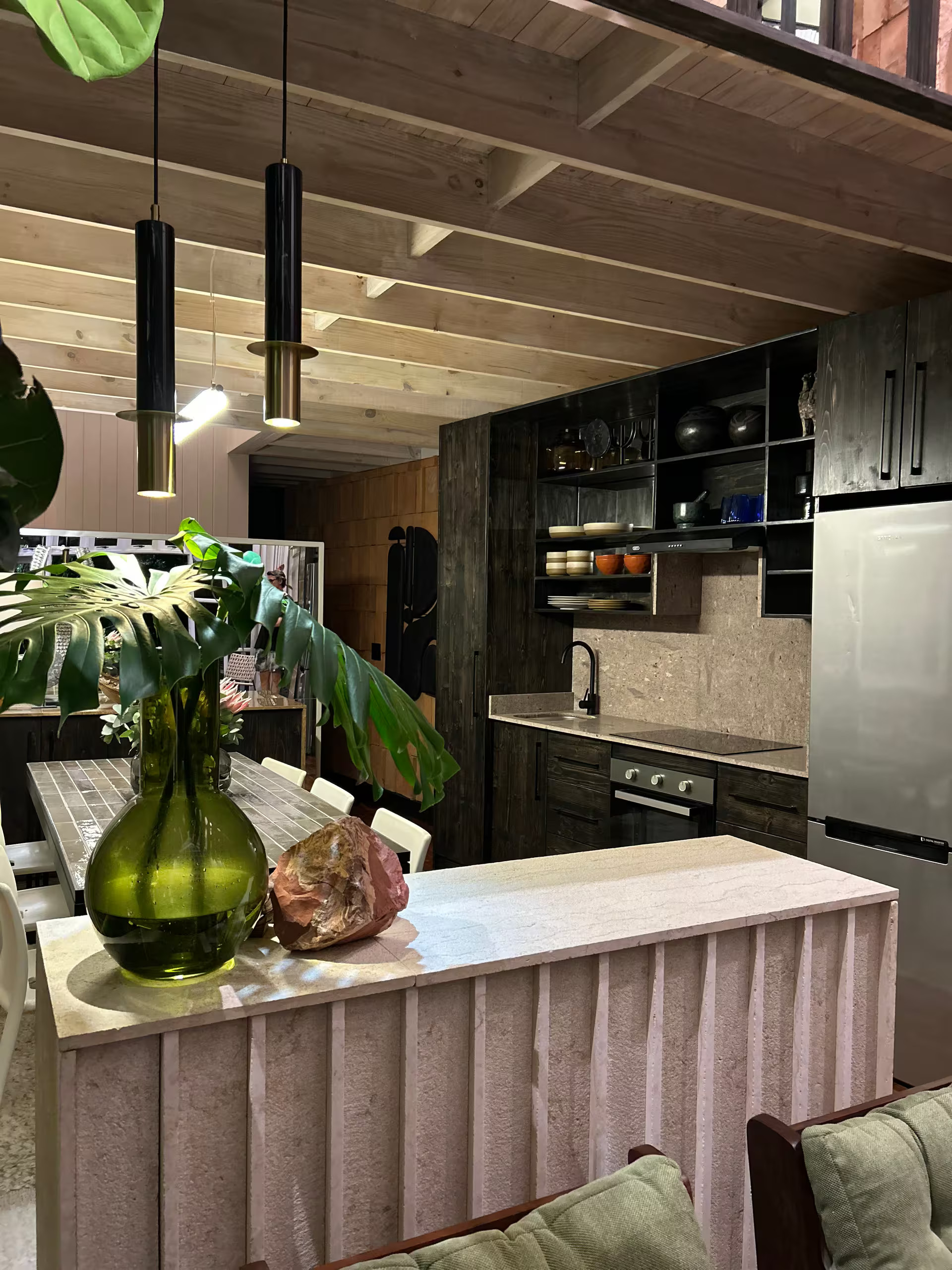 cuisine noire vaste studio design en duplex décoration contemporaine cuisine noire vaste studio design en duplex décoration contemporaine
