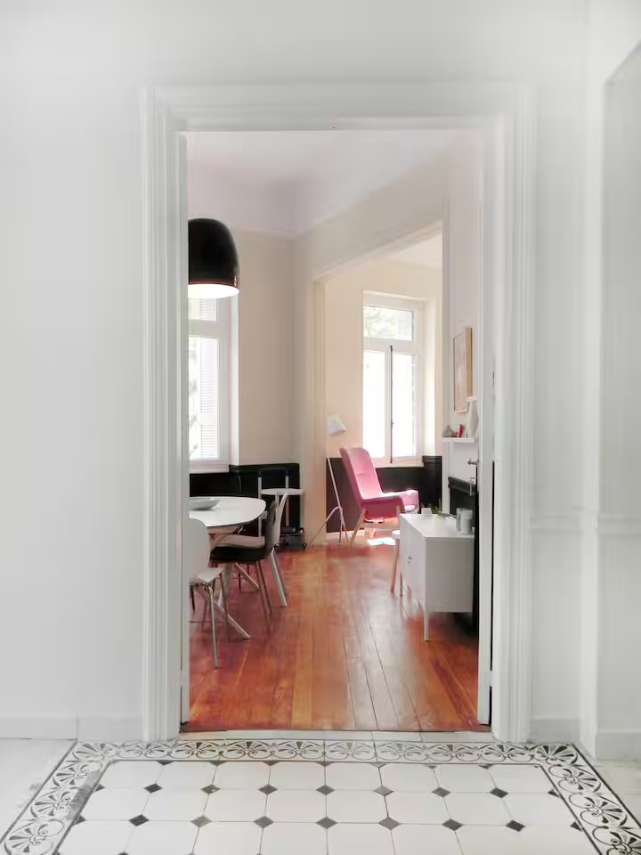 entrée sol blanc cabochons noirs et salon décoration design maison Athènes vue Acropole entrée sol blanc cabochons noirs et salon décoration design maison Athènes vue Acropole