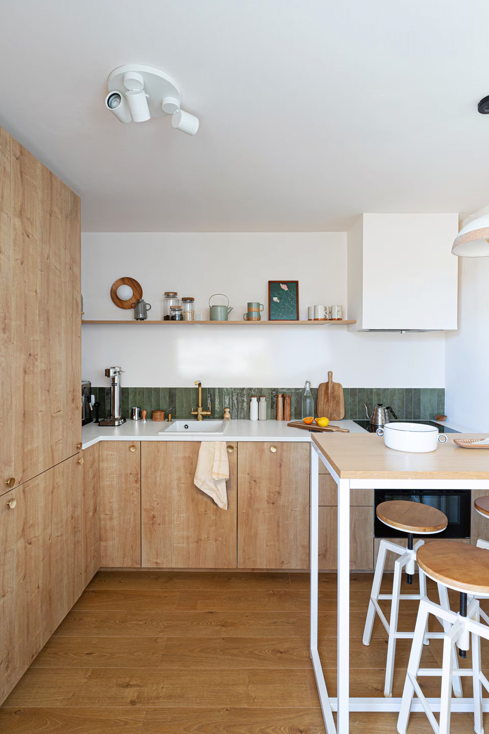 cuisine bois carrelage vert décoration contemporaine appartement Barcelone avec terrasse en plein ciel cuisine bois carrelage vert décoration contemporaine appartement Barcelone avec terrasse en plein ciel