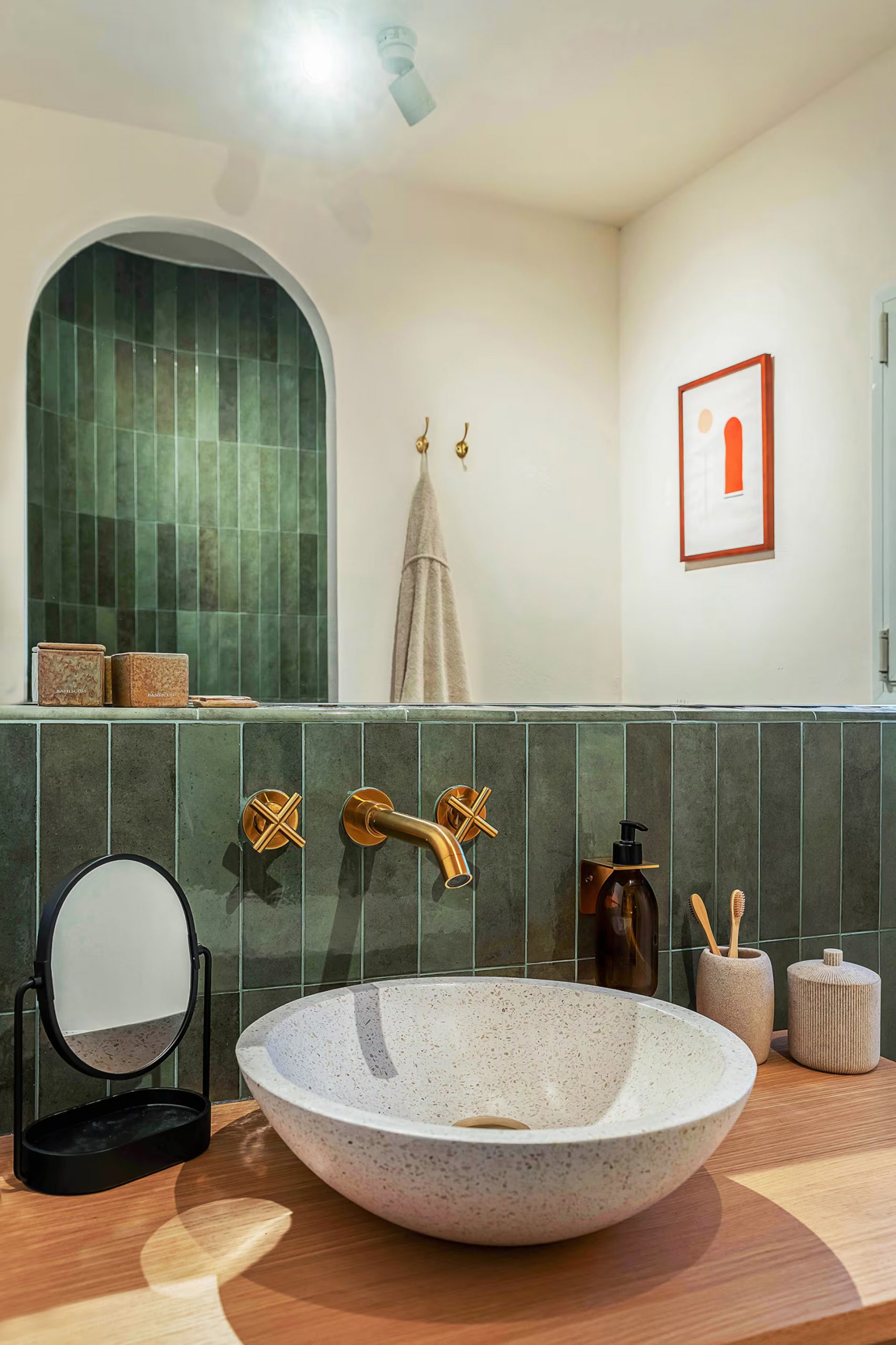 salle de bain bois et carrelage vert appartement Barcelone avec terrasse en plein ciel salle de bain bois et carrelage vert appartement Barcelone avec terrasse en plein ciel