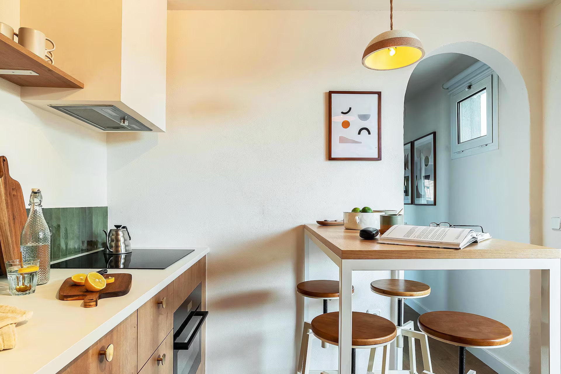 cuisine bois carrelage vert décoration contemporaine appartement Barcelone avec terrasse en plein ciel cuisine bois carrelage vert décoration contemporaine appartement Barcelone avec terrasse en plein ciel
