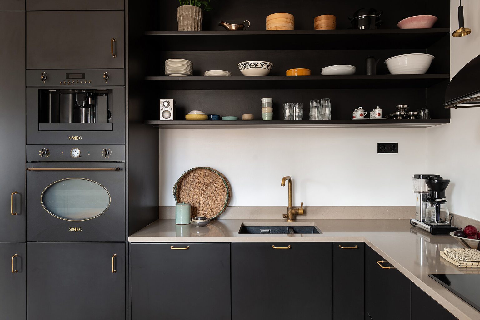 cuisine noire avec étagères hautes ouvertes décoration scandinave cuisine noire avec étagères hautes ouvertes décoration scandinave