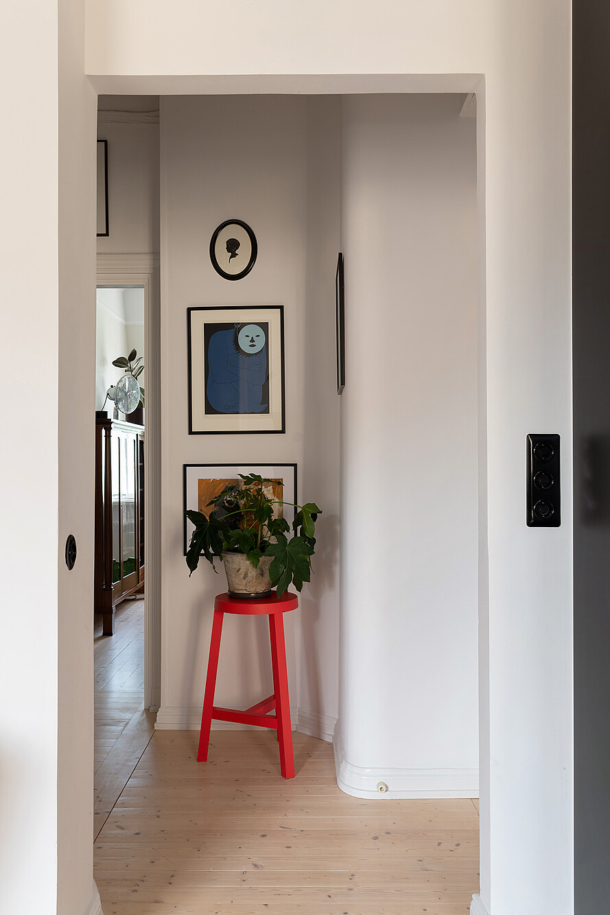 couloir avec porte-plantes rouge couloir avec porte-plantes rouge