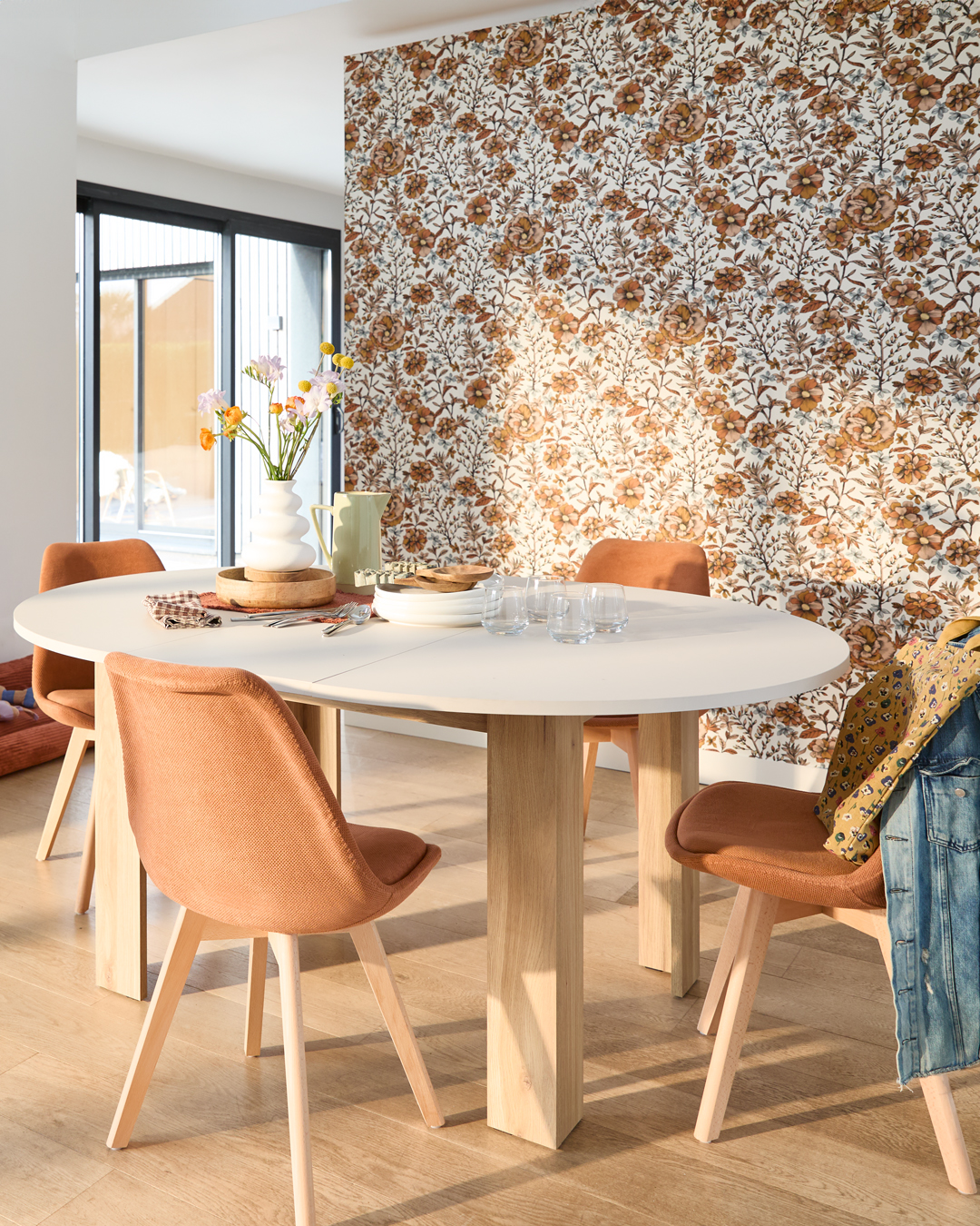 salle à manger avec papier-peint fleuri orange et blanc