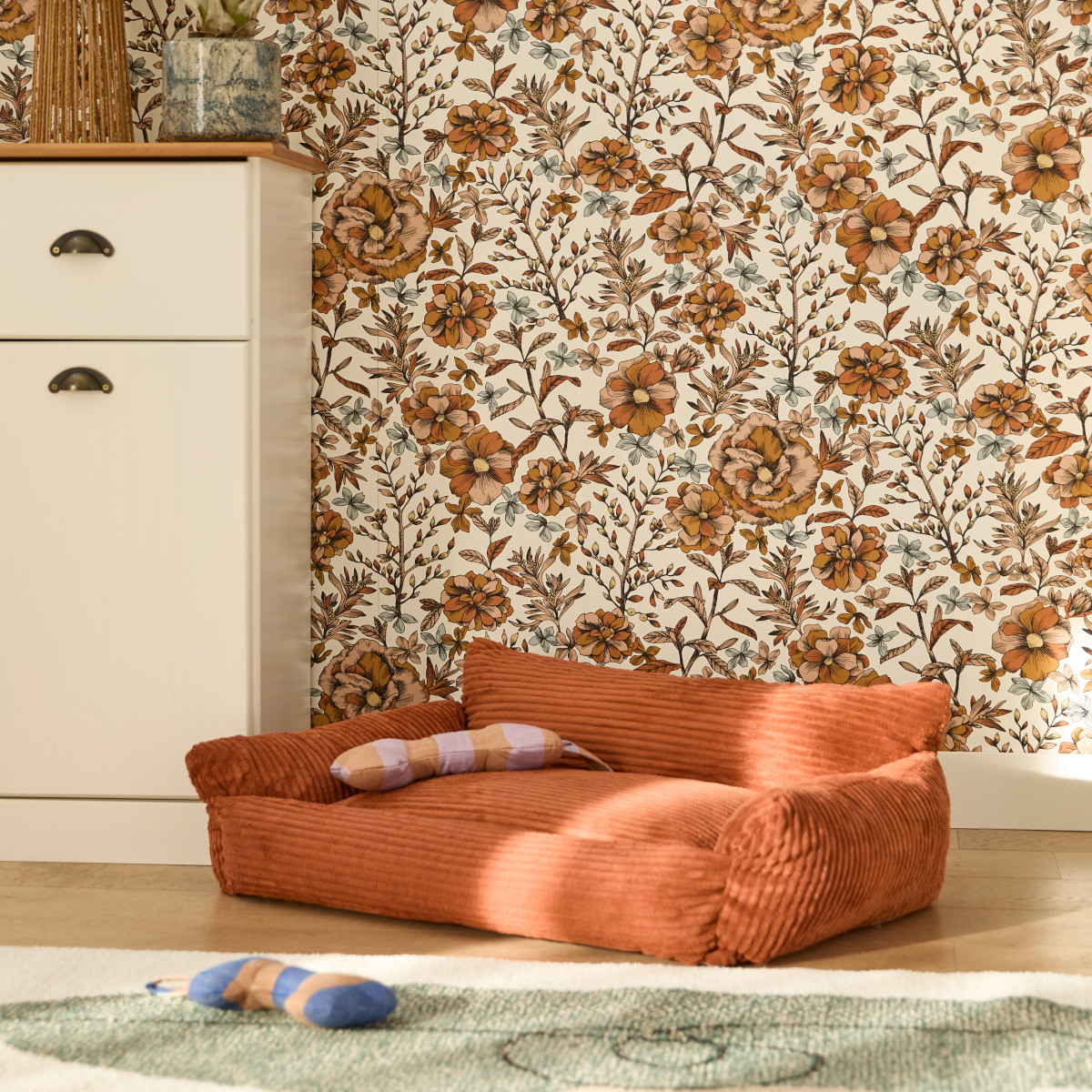 salon avec papier-peint fleuri orange et blanc