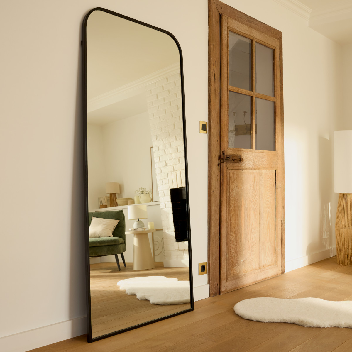 entrée avec grand miroir posé au sol