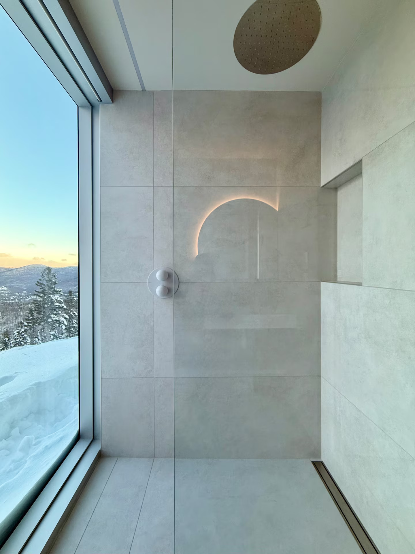 douche avec baie vitrée maison de verre noir Black Mirror Québec Canada