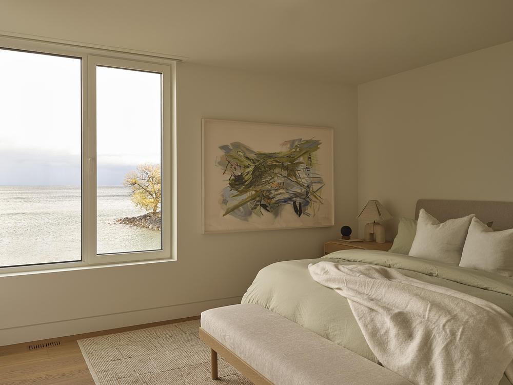 chambre décoration naturelle beige maison contemporaine face au lac Huron chambre décoration naturelle beige maison contemporaine face au lac Huron