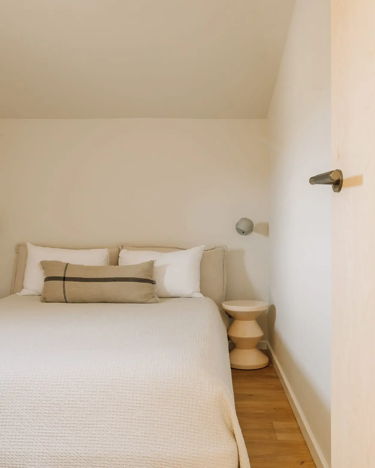 chambre minimaliste tons naturels petite maison avec piscine Portugal chambre minimaliste tons naturels petite maison avec piscine Portugal