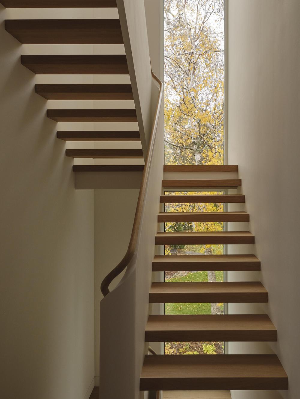 escalier maison contemporaine face au lac Huron escalier maison contemporaine face au lac Huron