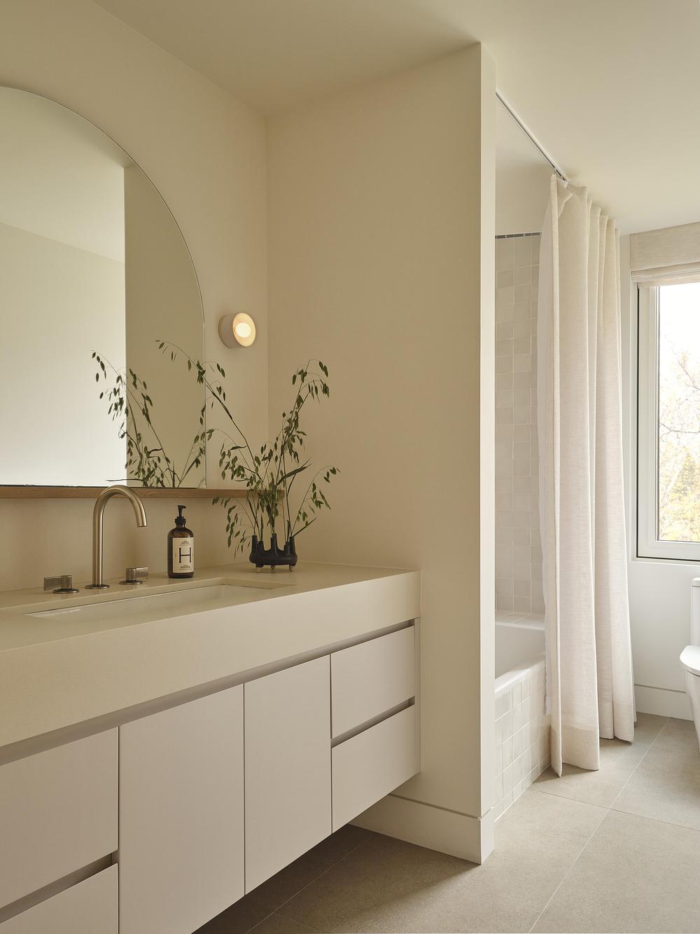 salle de bain décoration naturelle beige maison contemporaine face au lac Huron salle de bain décoration naturelle beige maison contemporaine face au lac Huron