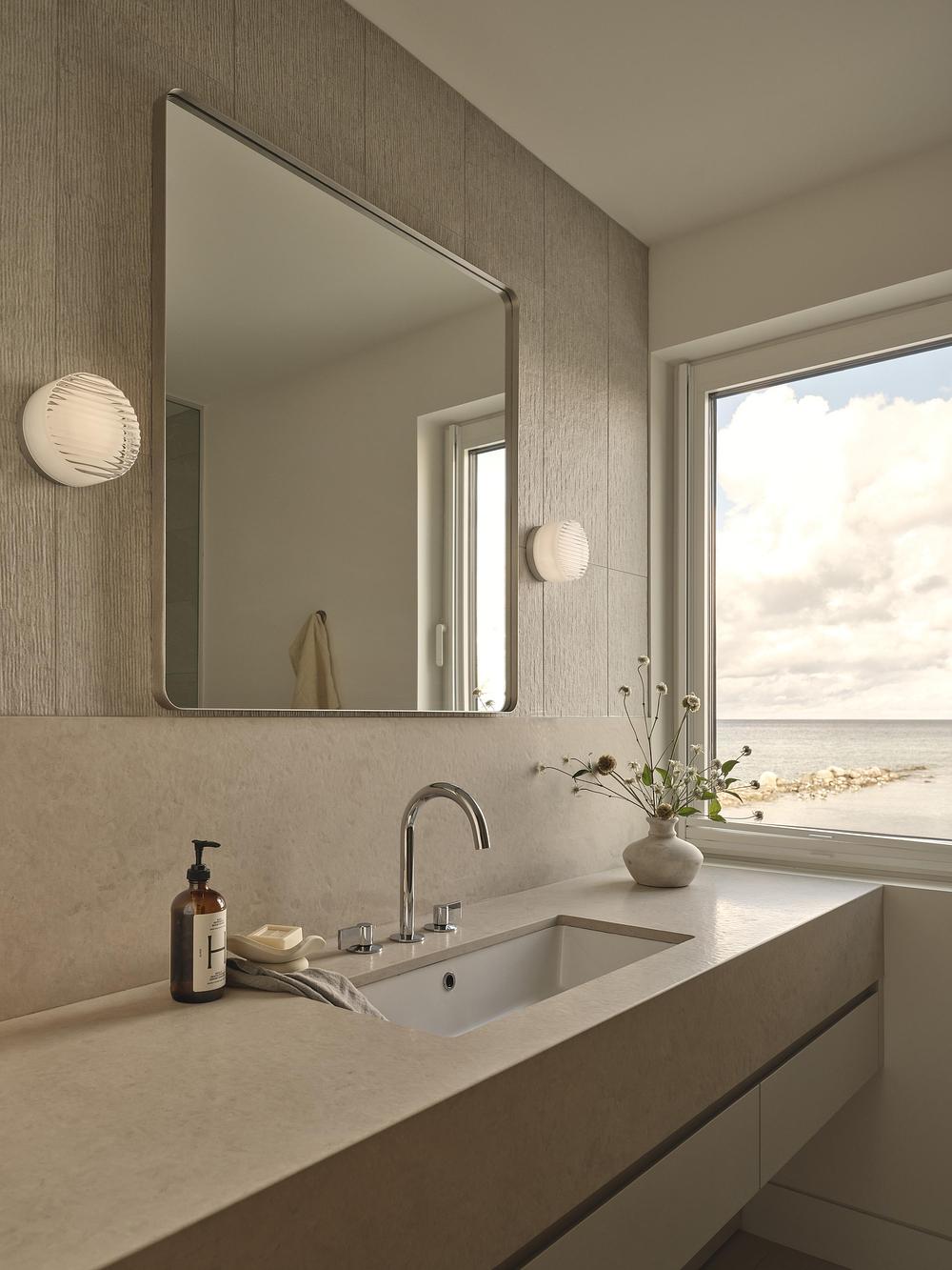 salle de bain décoration naturelle beige maison contemporaine face au lac Huron salle de bain décoration naturelle beige maison contemporaine face au lac Huron