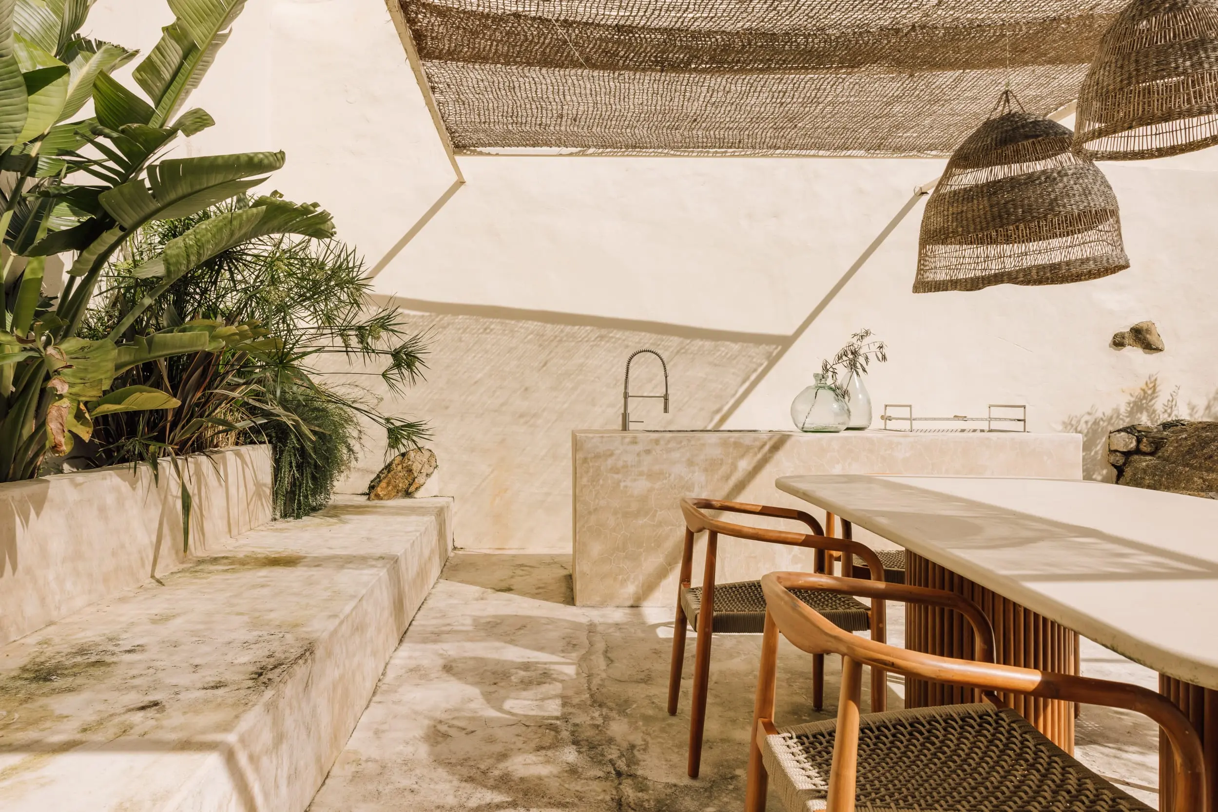 salle à manger sur terrasse avec voile d salle à manger sur terrasse avec voile d'ombrage petite maison avec piscine Portugal