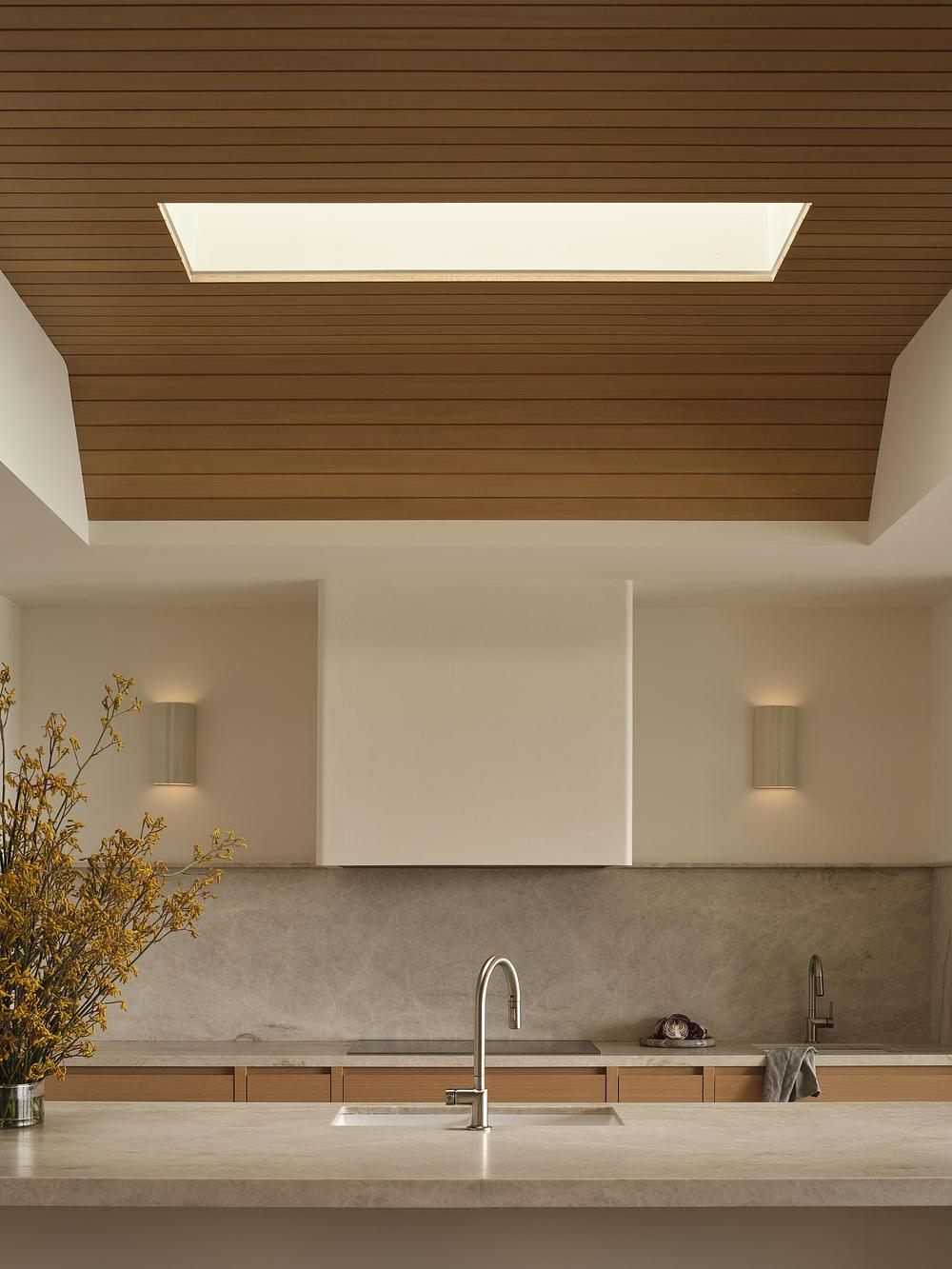 cuisine avec skylight maison contemporaine face au lac Huron cuisine avec skylight maison contemporaine face au lac Huron