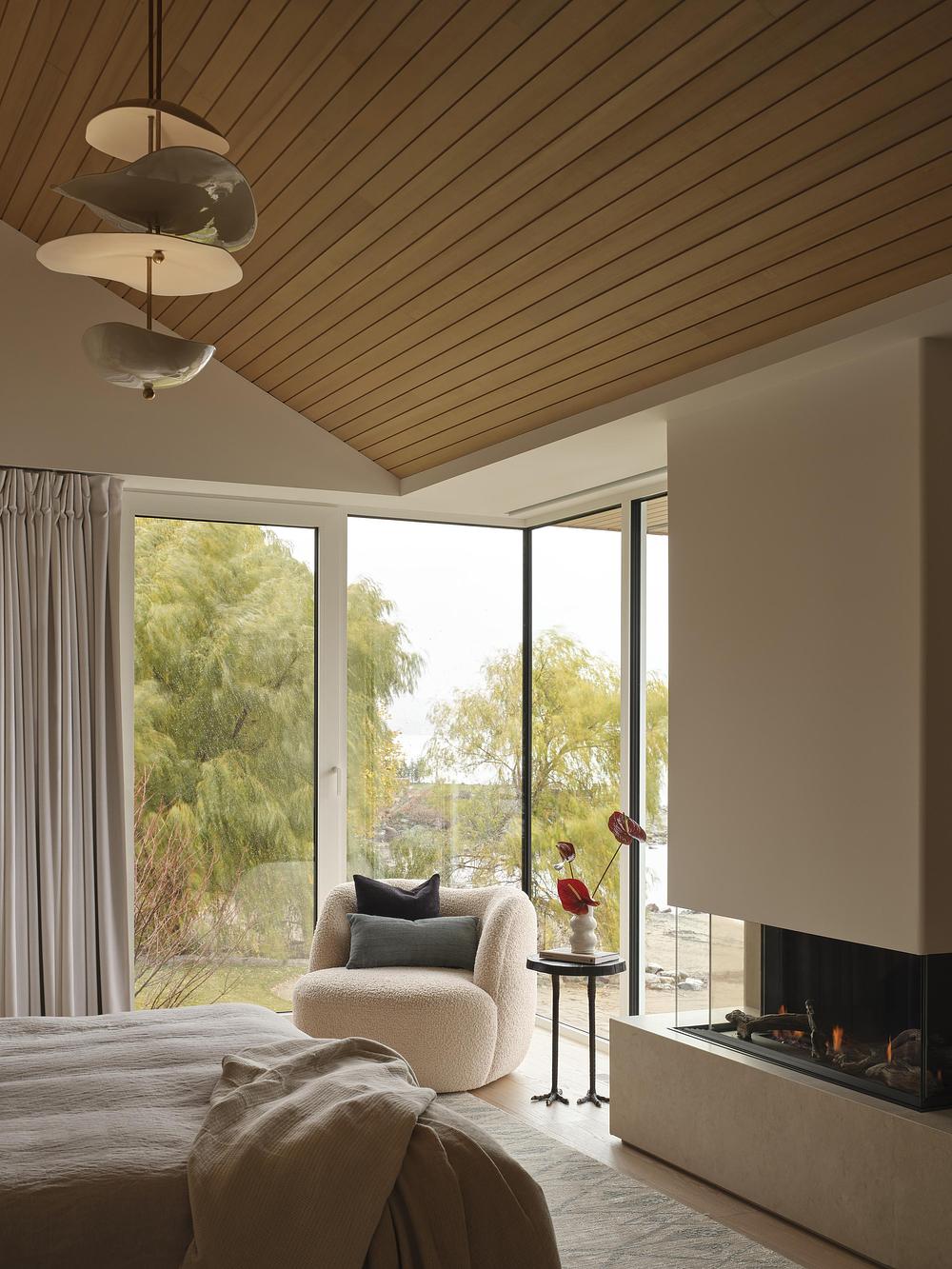 chambre avec cheminée décoration naturelle beige maison contemporaine face au lac Huron chambre avec cheminée décoration naturelle beige maison contemporaine face au lac Huron
