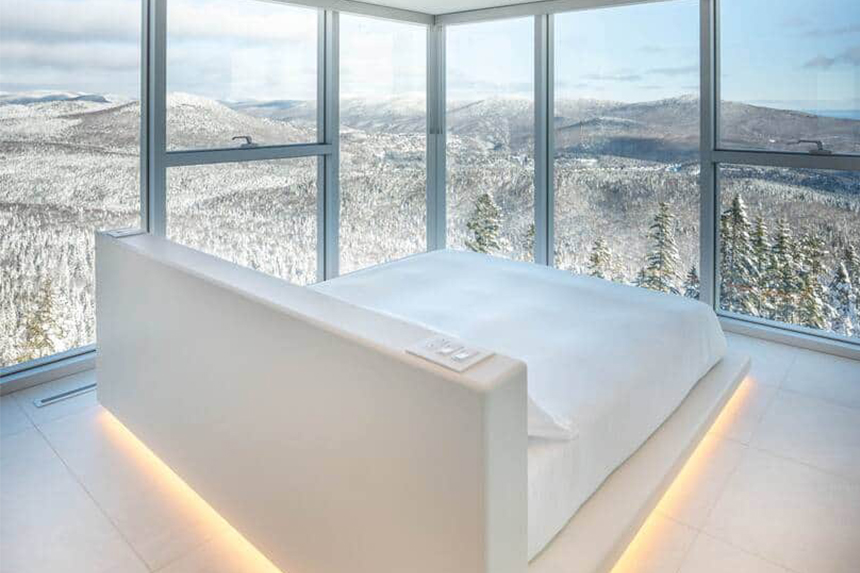 chambre décoration contemporaine blanche maison de verre noir Black Mirror Québec Canada