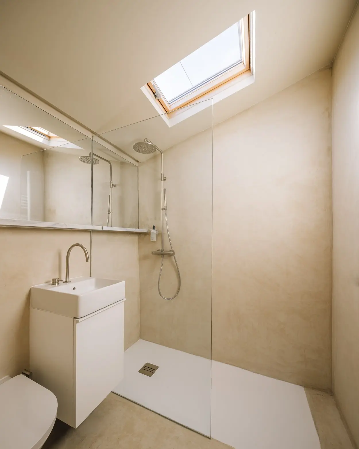 salle de bain minimaliste tons naturels petite maison avec piscine Portugal salle de bain minimaliste tons naturels petite maison avec piscine Portugal