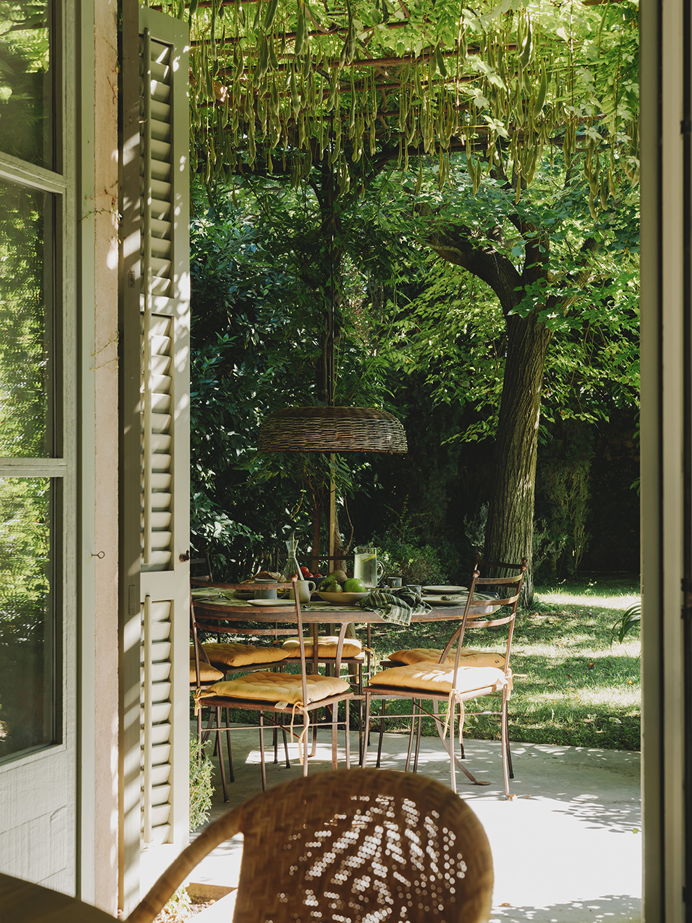 terrasse avec treille maison méditerranéenne et écologique en Espagne terrasse avec treille maison méditerranéenne et écologique en Espagne