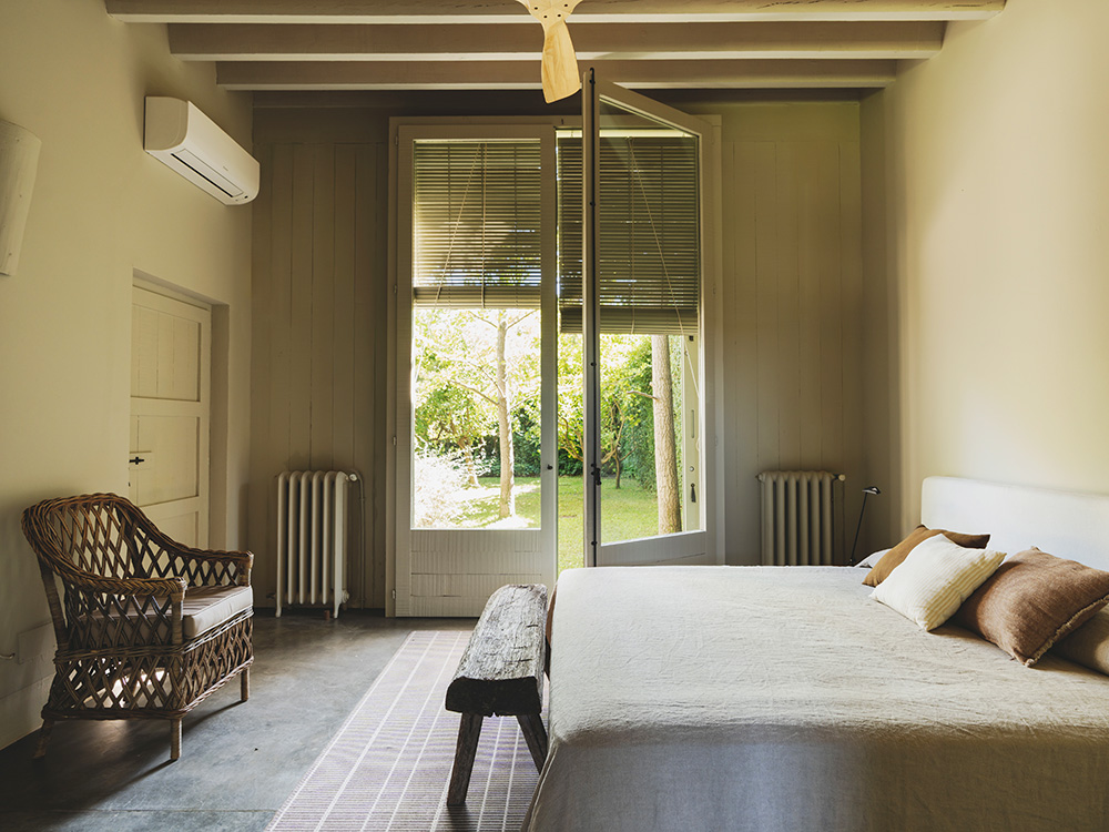 chambre avec porte-fenêtre maison méditerranéenne et écologique en Espagne chambre avec porte-fenêtre maison méditerranéenne et écologique en Espagne