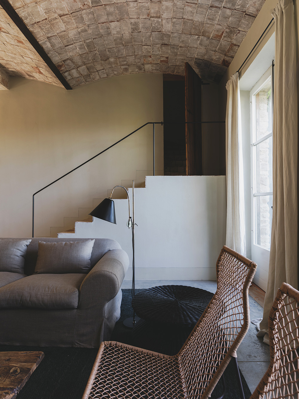 salon avec escalier et plafond catalan maison méditerranéenne et écologique en Espagne salon avec escalier et plafond catalan maison méditerranéenne et écologique en Espagne