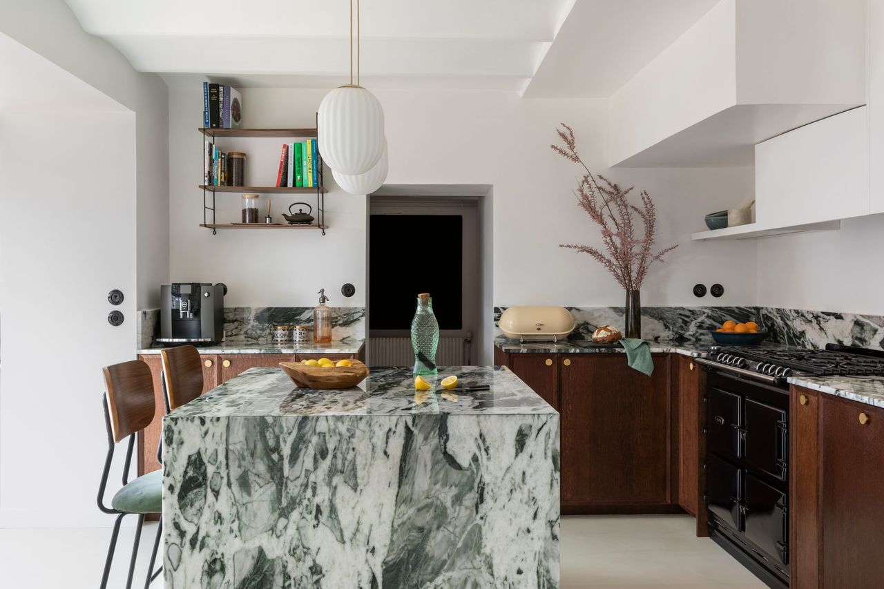 cuisine noyer et marbre vert maison en meulière avec véranda près de Paris décoration contemporaine classique photo : ©Paulie Legoff