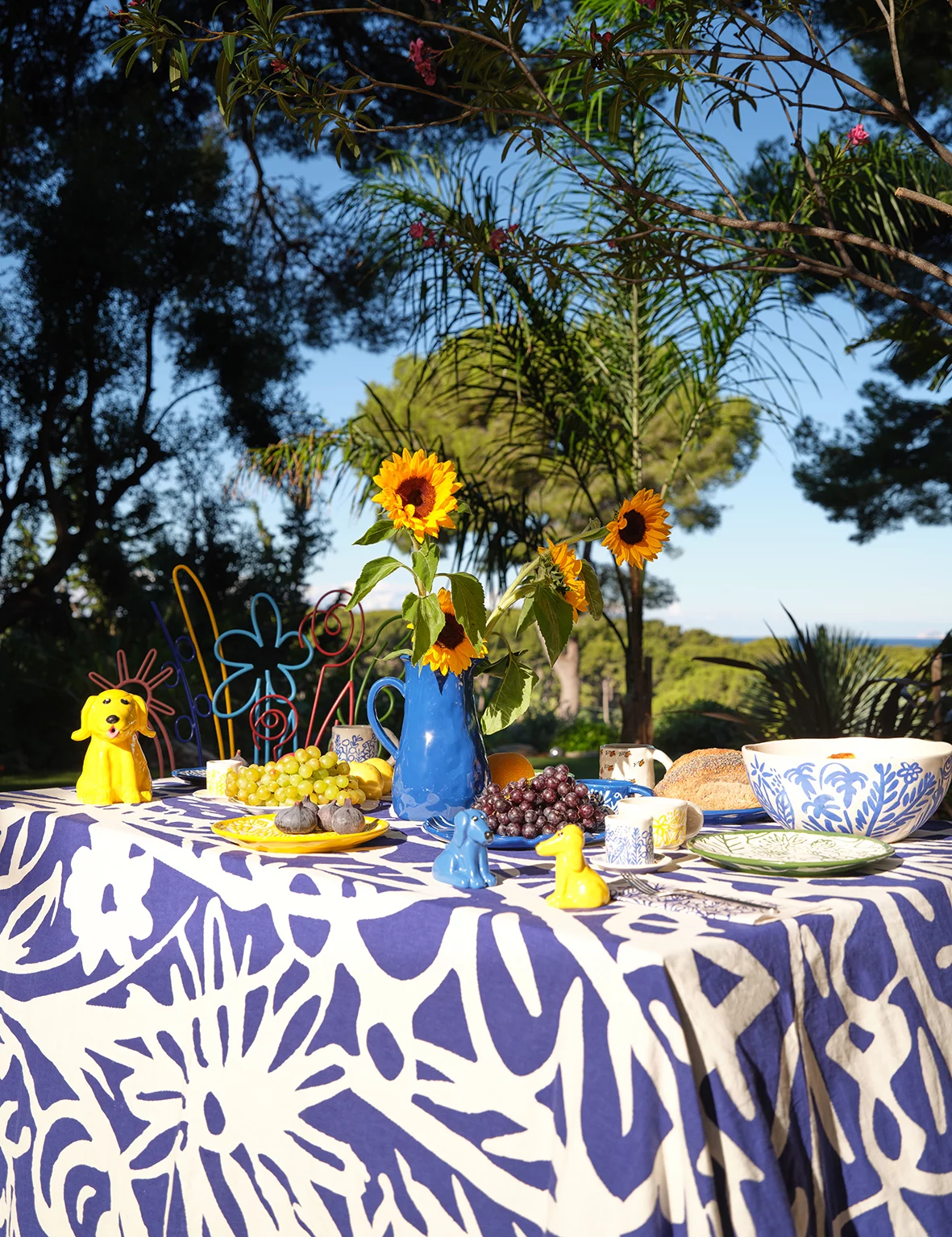 table avec nappe bleue collaboration Monoprix x B.D. Graft table avec nappe bleue collaboration Monoprix x B.D. Graft