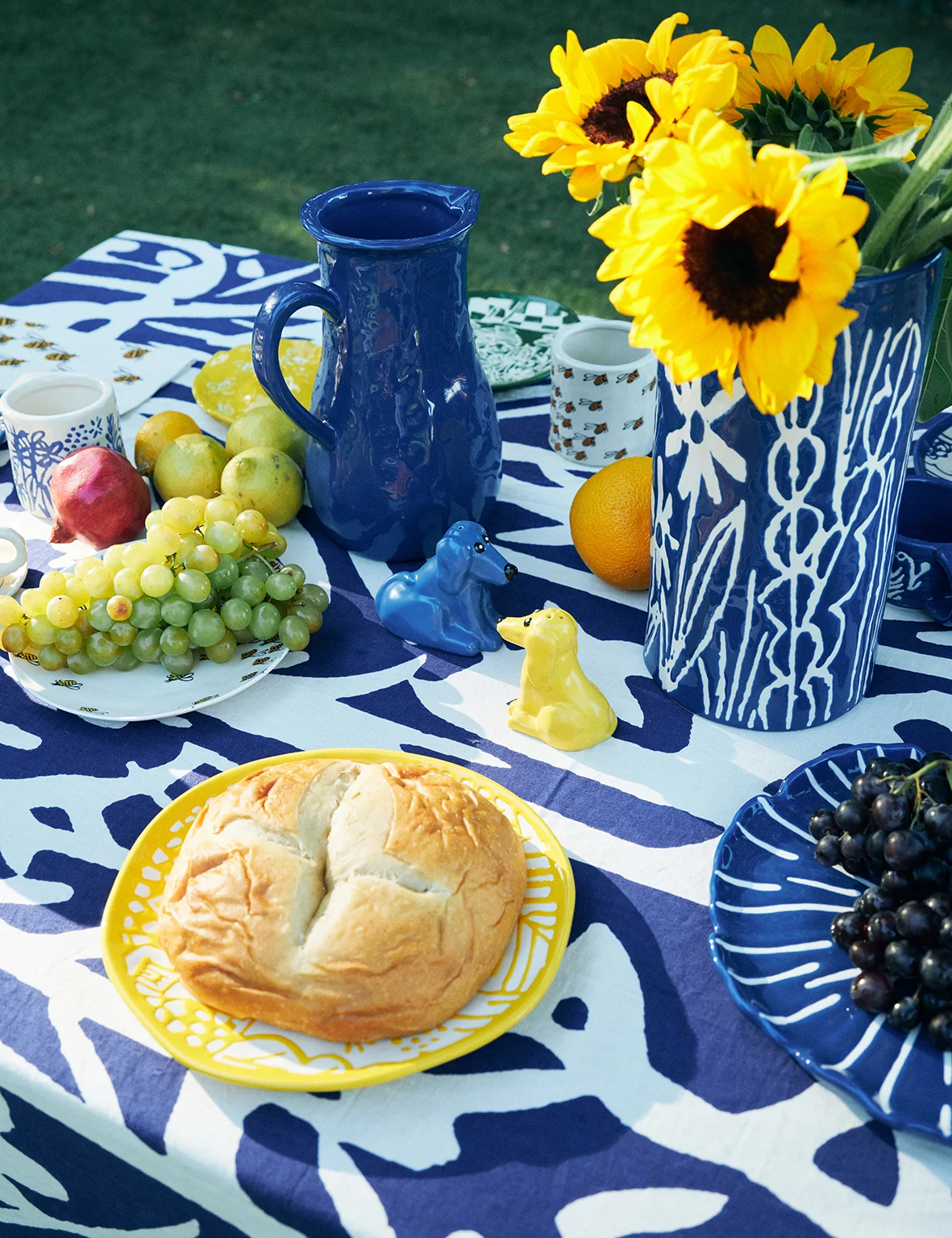 nappe bleue et vaisselle jaune collaboration Monoprix x B.D. Graft nappe bleue et vaisselle jaune collaboration Monoprix x B.D. Graft
