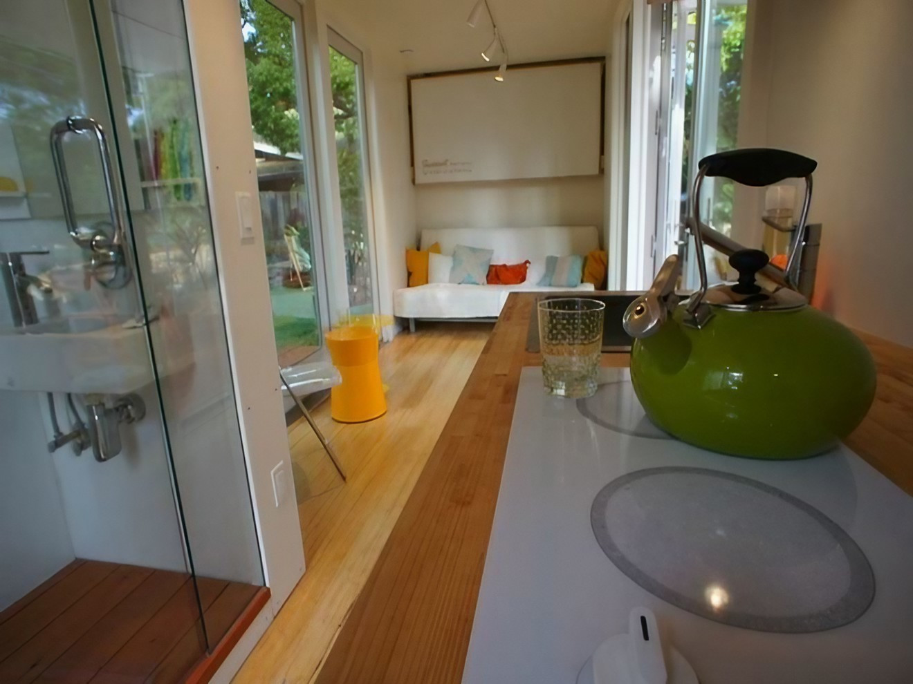 intérieur mini maison container Amazon jaune 13m2