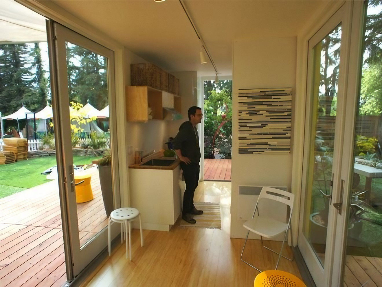 intérieur mini maison container Amazon jaune 13m2