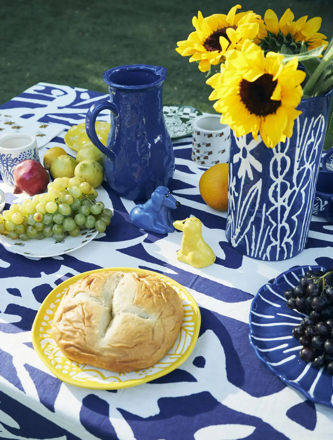 table colorée nappe bleue vaisselle jaune collaboration Monoprix x B.D. Graft table colorée nappe bleue vaisselle jaune collaboration Monoprix x B.D. Graft