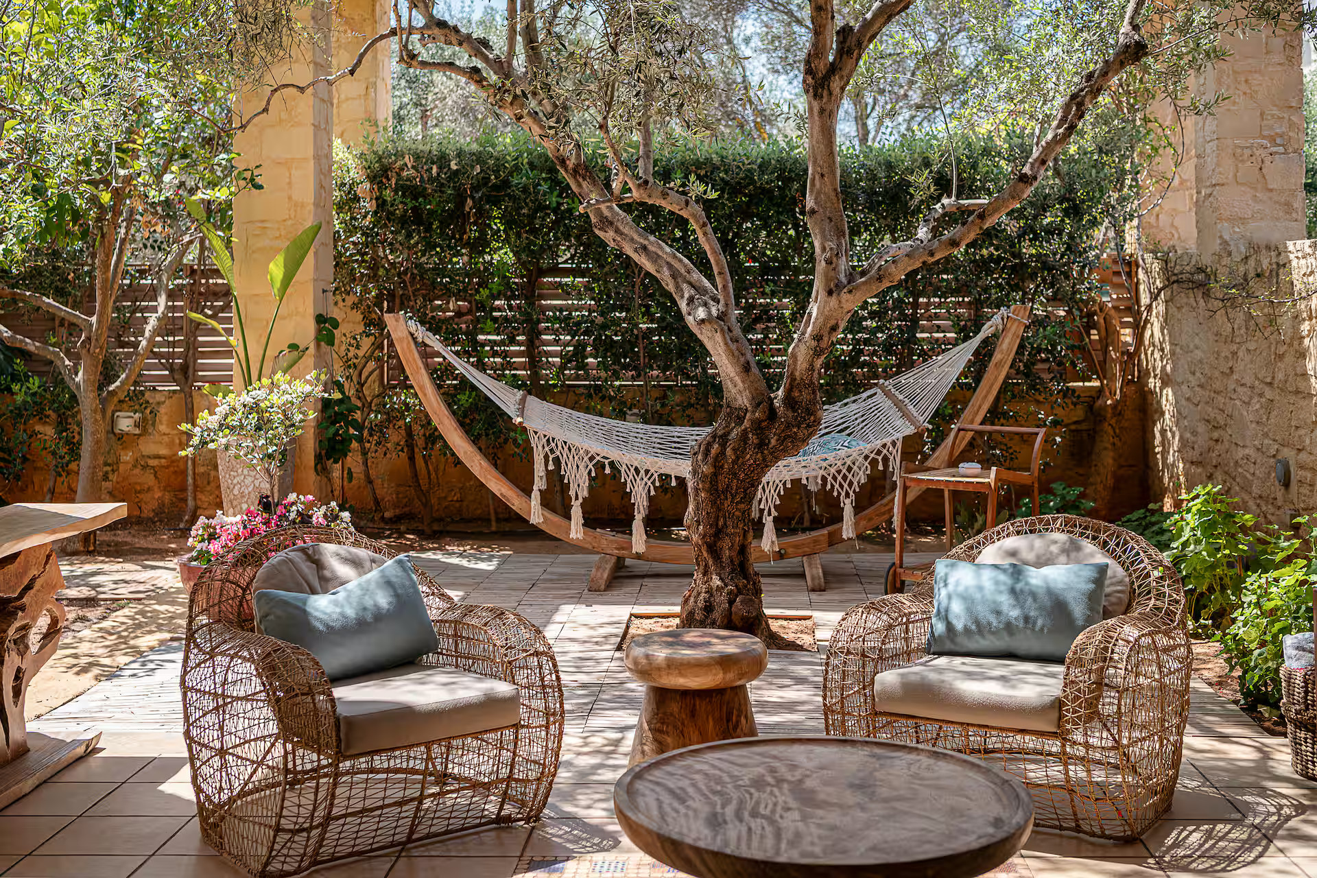 jardin avec hamac grande maison en pierres en Crète Villa Dimi